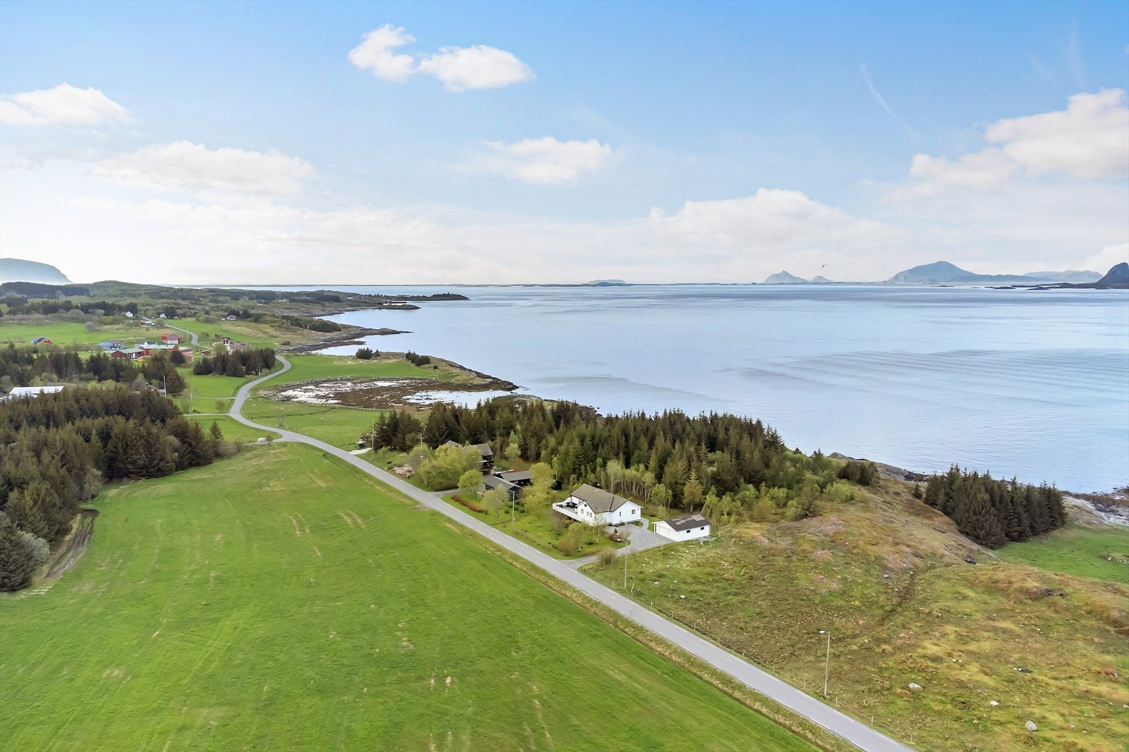 Eiendommen ligger ca. 25 km fra Bjørn hvor det finns blant annet dagligvarebutikk og restaurant. Bjørn har fergeforbindelse med fastlandet og har flere daglige avganger. Galleribilde