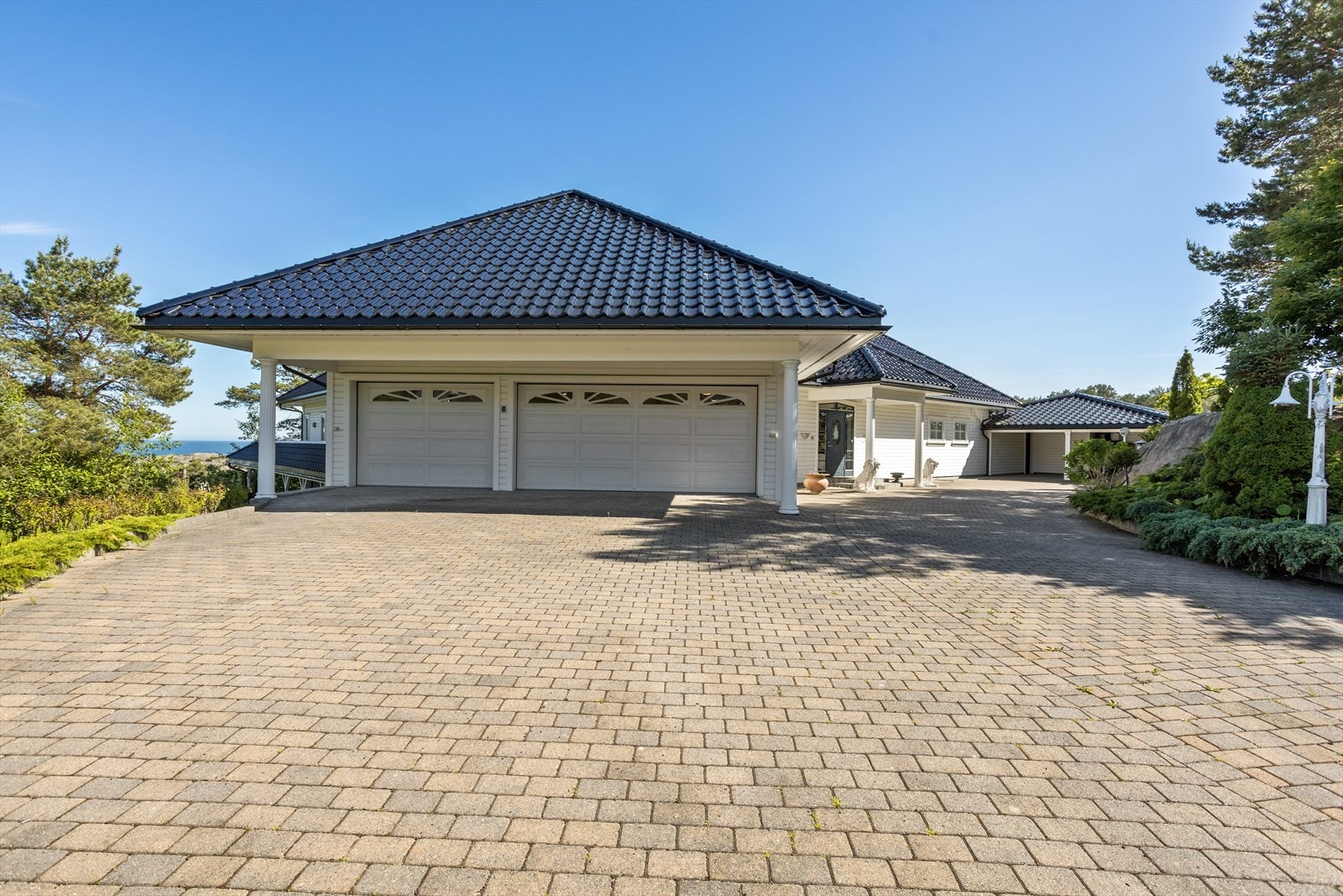 Parkering i romslig garasje på ca 65 kvm med direkte adkomst fra entré Galleribilde