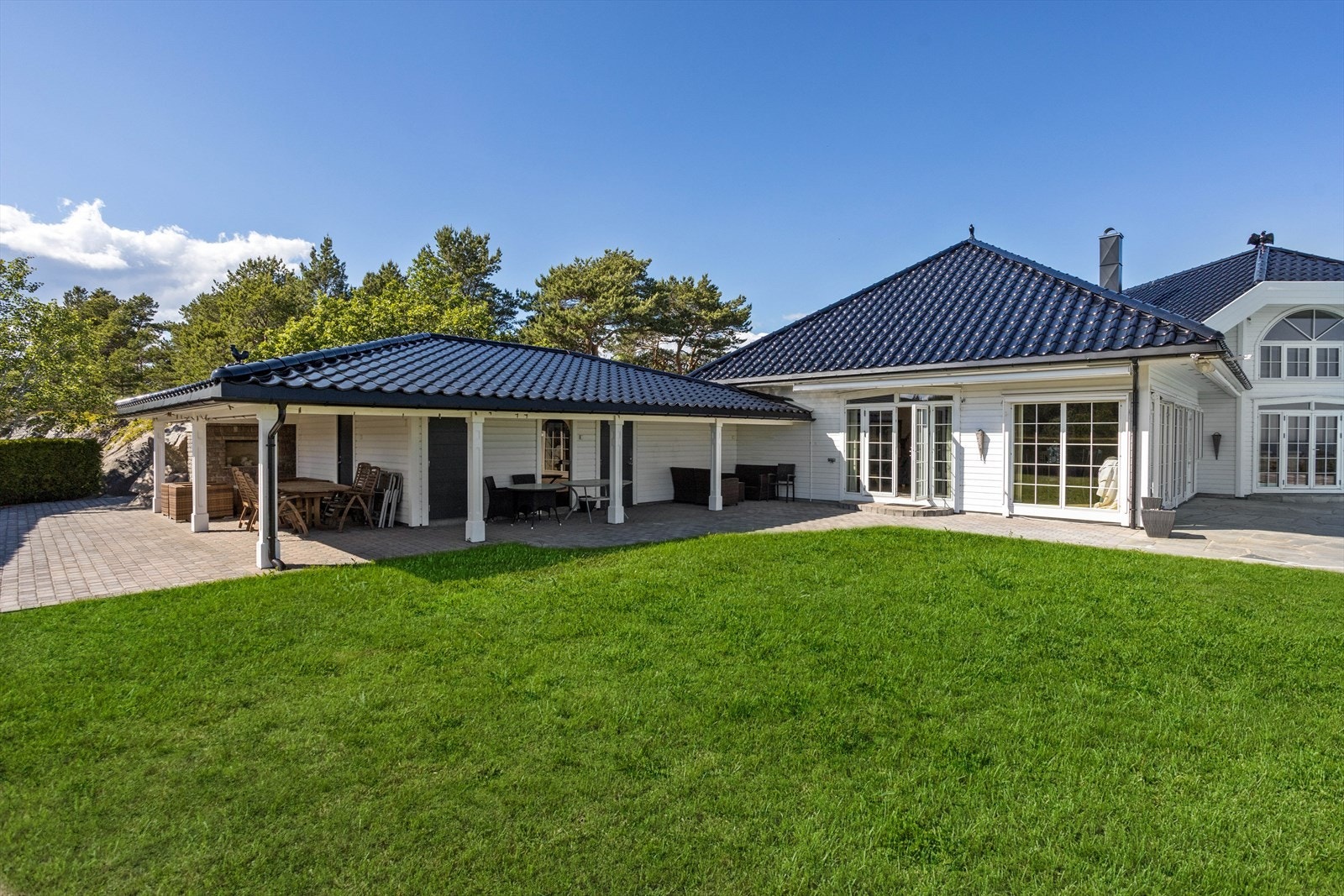 På eiendommen er det flere hyggelige uteplasser. I bygningen til venstre er det boder for utstyr og badstue Galleribilde