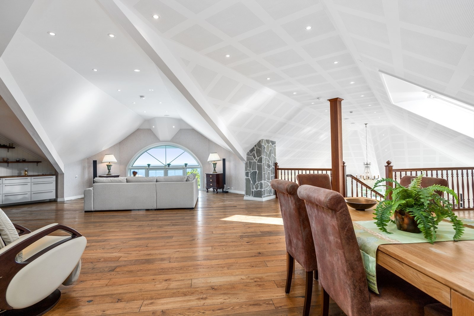 Loftstue med kjøkkenkrok Galleribilde