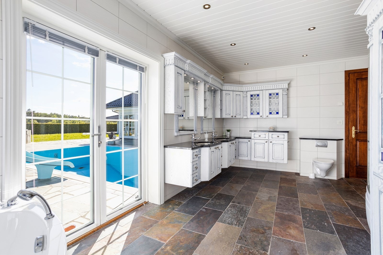 Bad i 1. etasje med utgang til bassengområde Galleribilde