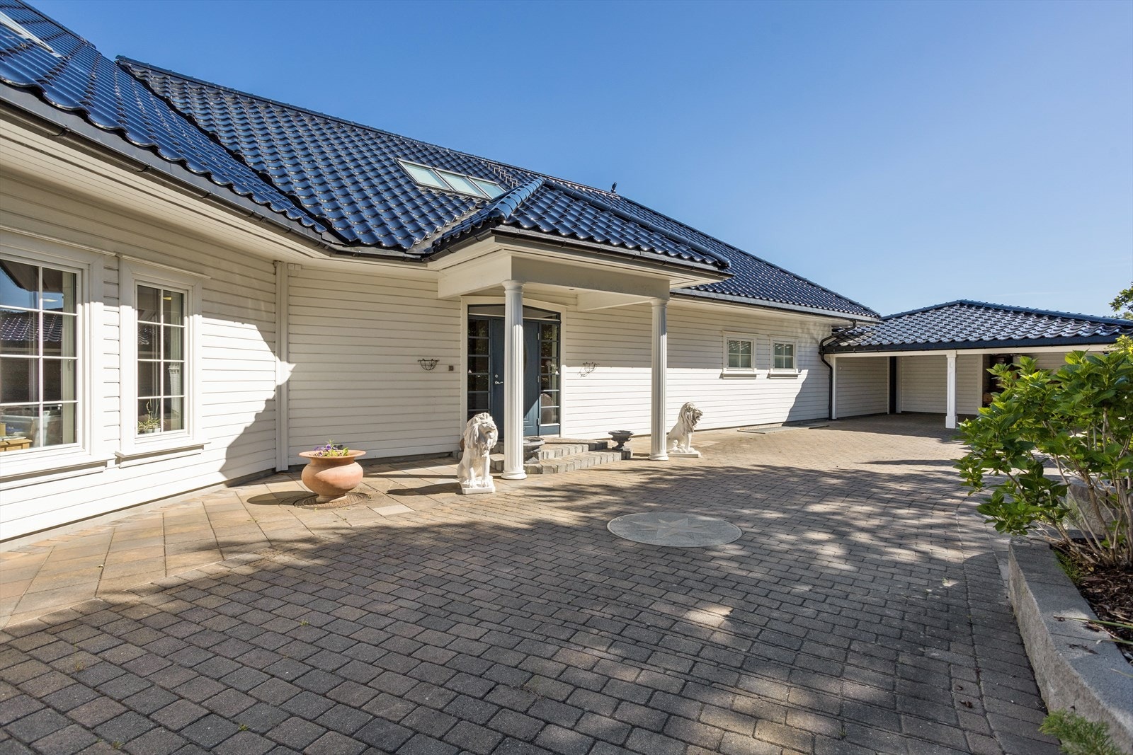 Innbydende inngangsparti og romslig carport Galleribilde