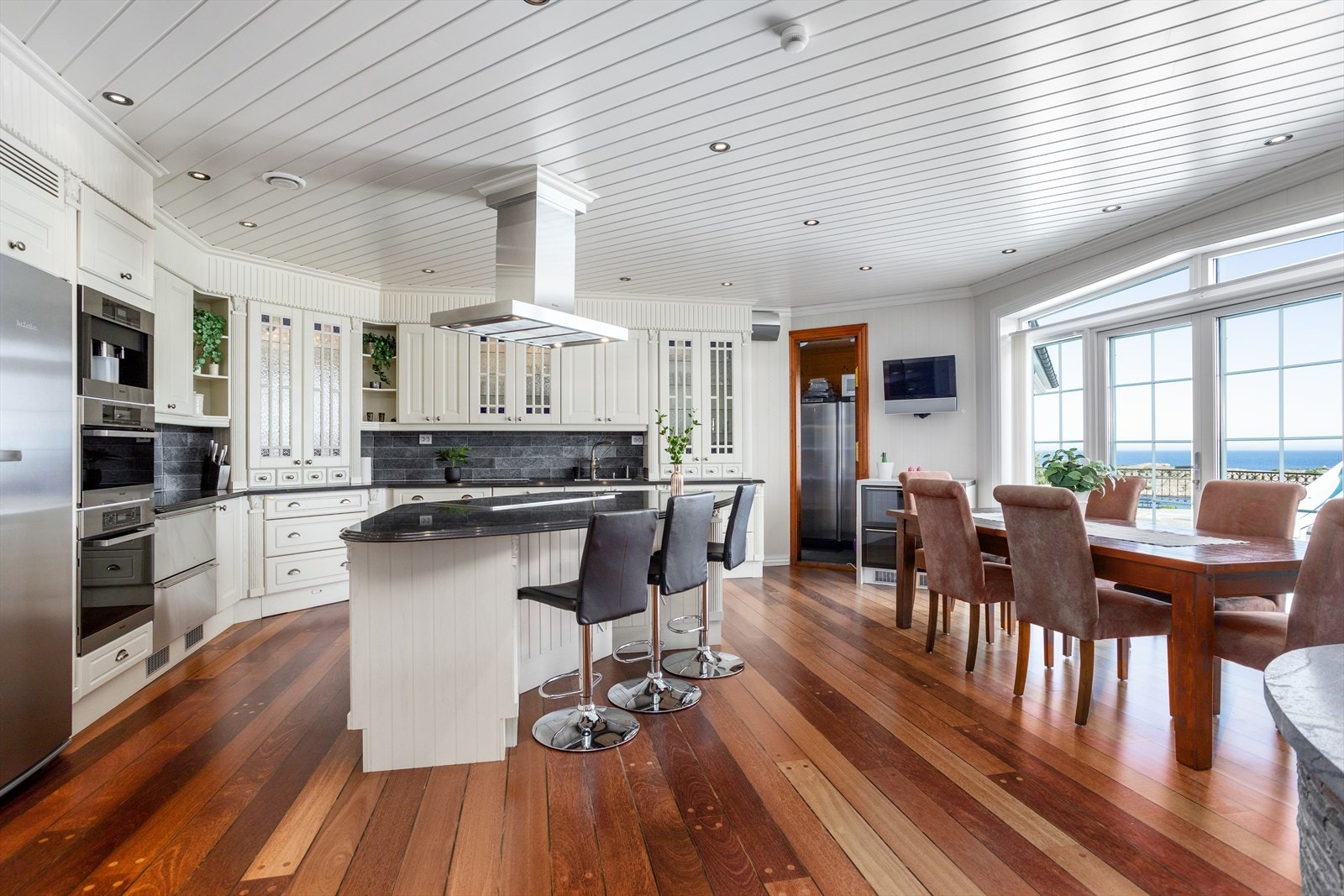 Benkeplate i granitt, eget grovkjøkken med kjølerom i tilknytning til kjøkken Galleribilde