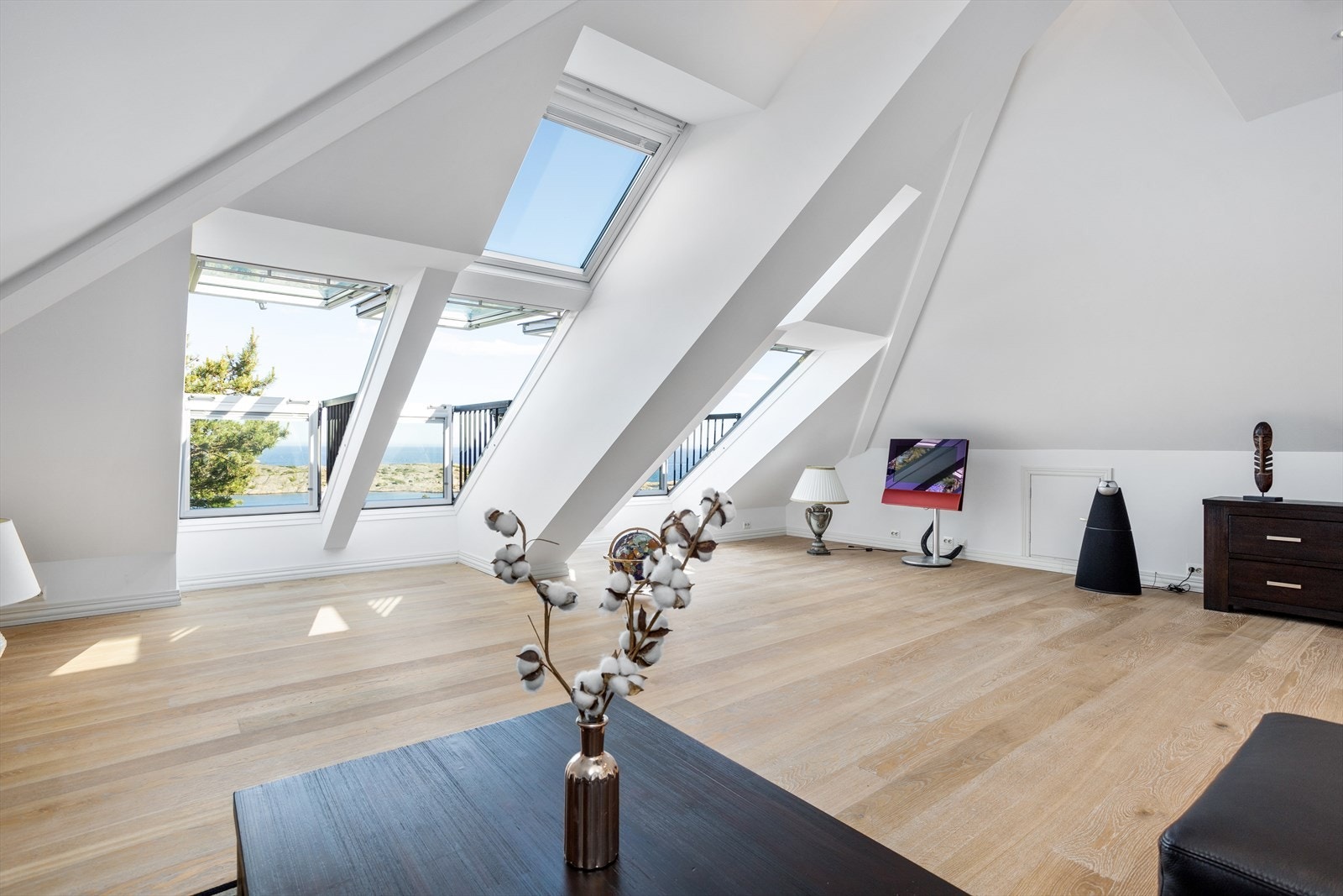 Loftstue med "balkong" takvinduer fra Velux Galleribilde