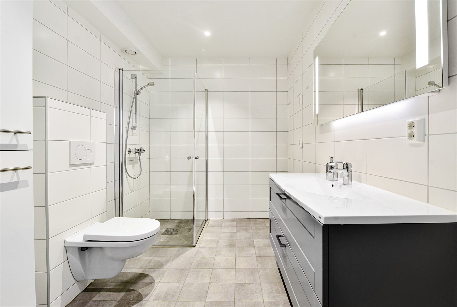 Badet har normal god størrelse. med pene fliser på gulv og vegger. Galleribilde