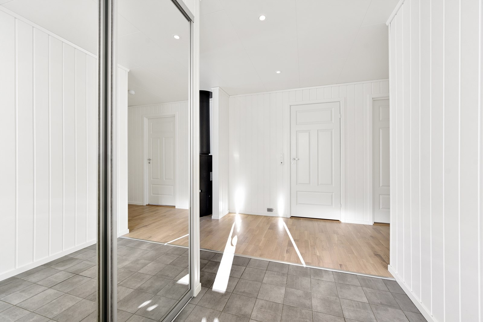 Det er en innvendig bod for oppbevaring, samt skyvedørsgarderobe i gang. Galleribilde