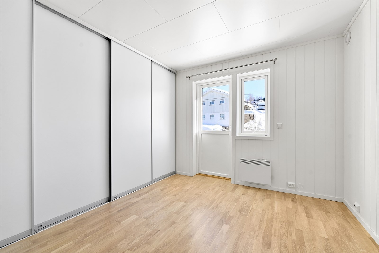 Det er to soverom i leiligheten og i hovedsoverommet er det montert skyvedørsgarderobe på en hel vegg. Galleribilde