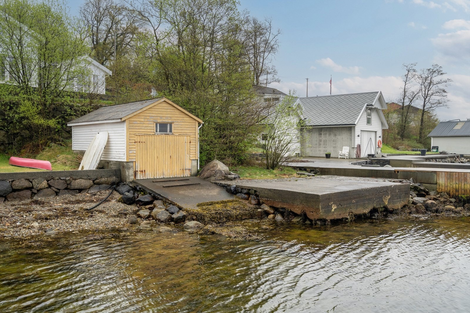 Naust til Ålfjorden følger med. Galleribilde