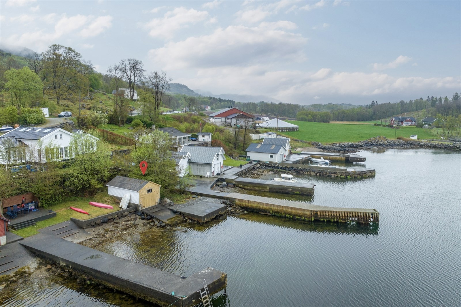 Naust og nausttomt selges med eiendommen. Galleribilde