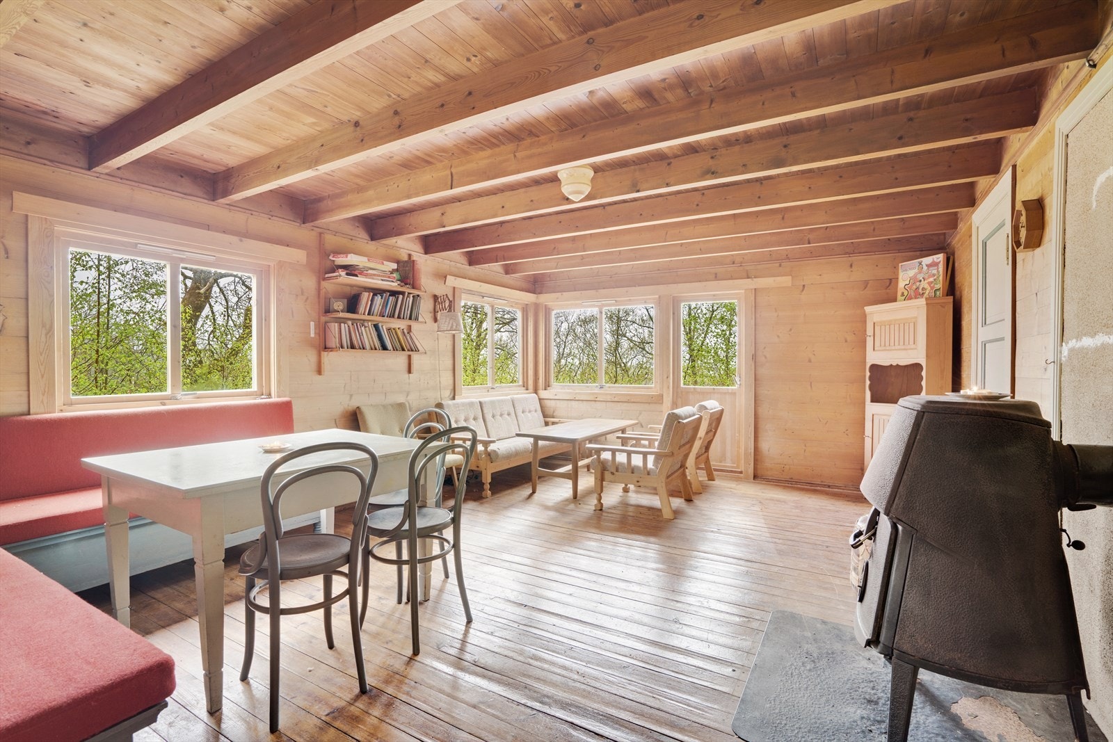 Hytta har lav/eldre standard så renovering må påregnes. Galleribilde