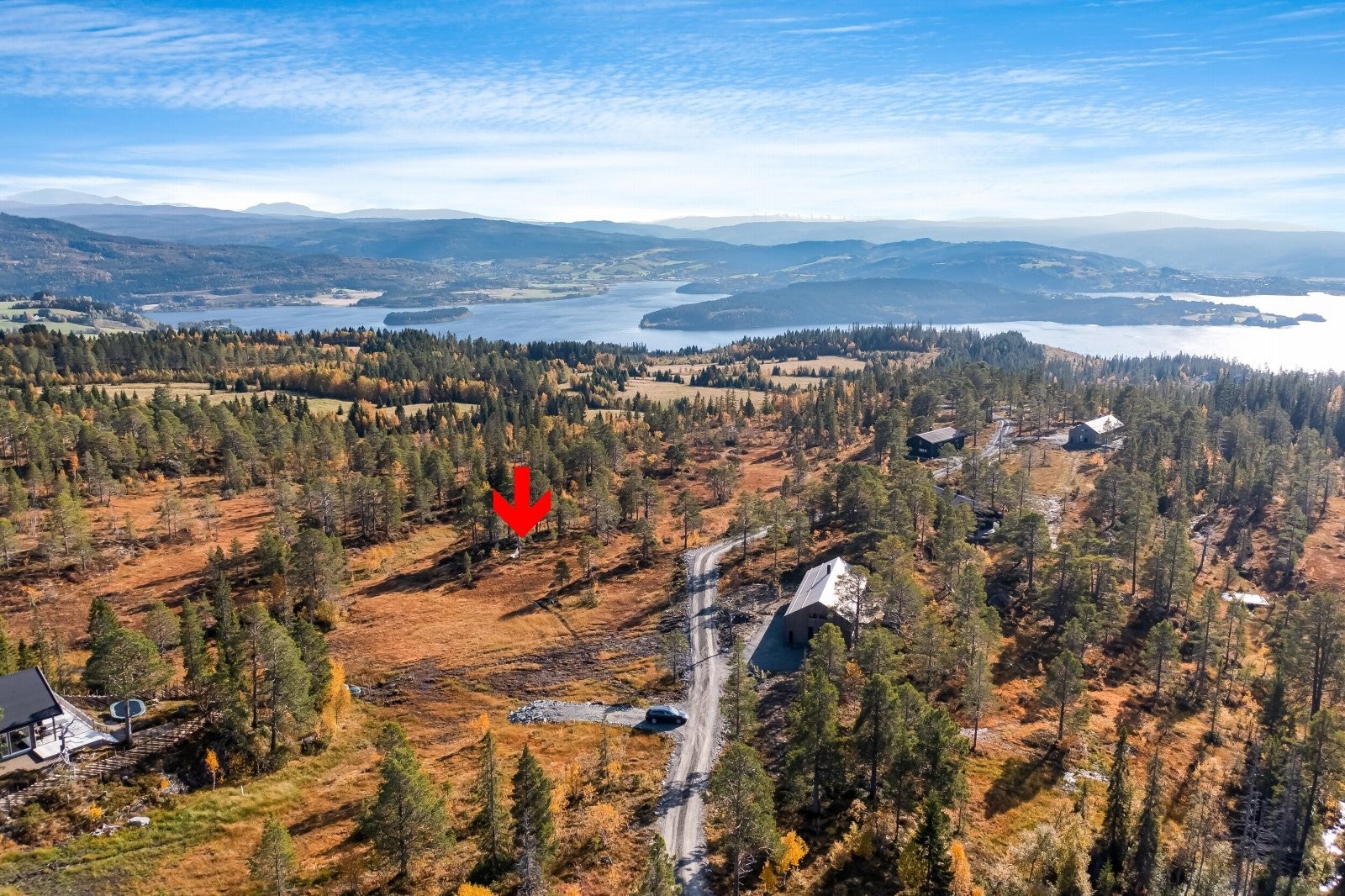 Tomten er på nesten 1 mål og ligger skjermet og fint til med gode solforhold og flott utsikt. Galleribilde