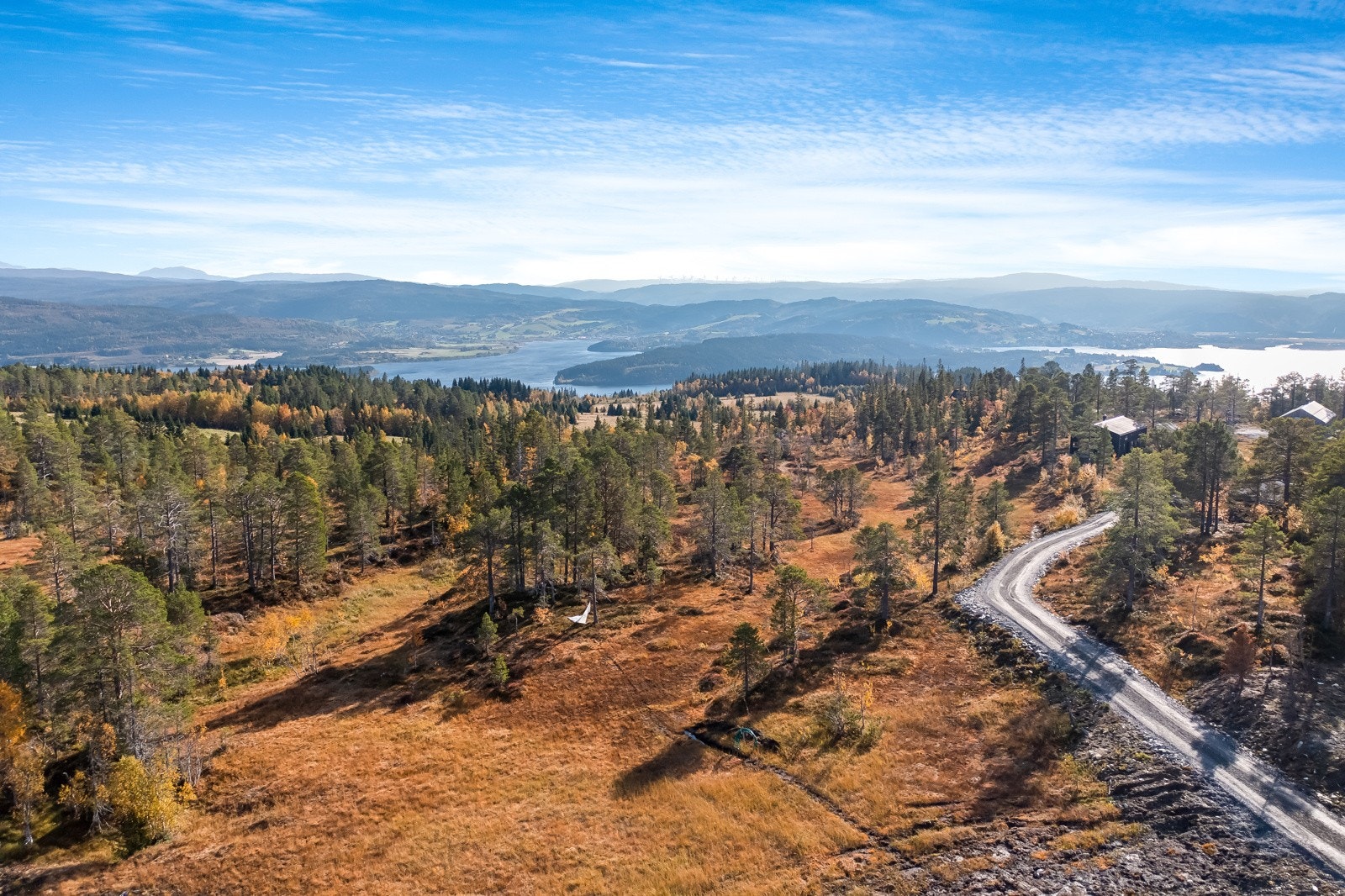 Velkommen til Svartåsvegen 12! En romslig og solrik fritidstomt i et meget attraktivt hytteområde. Galleribilde