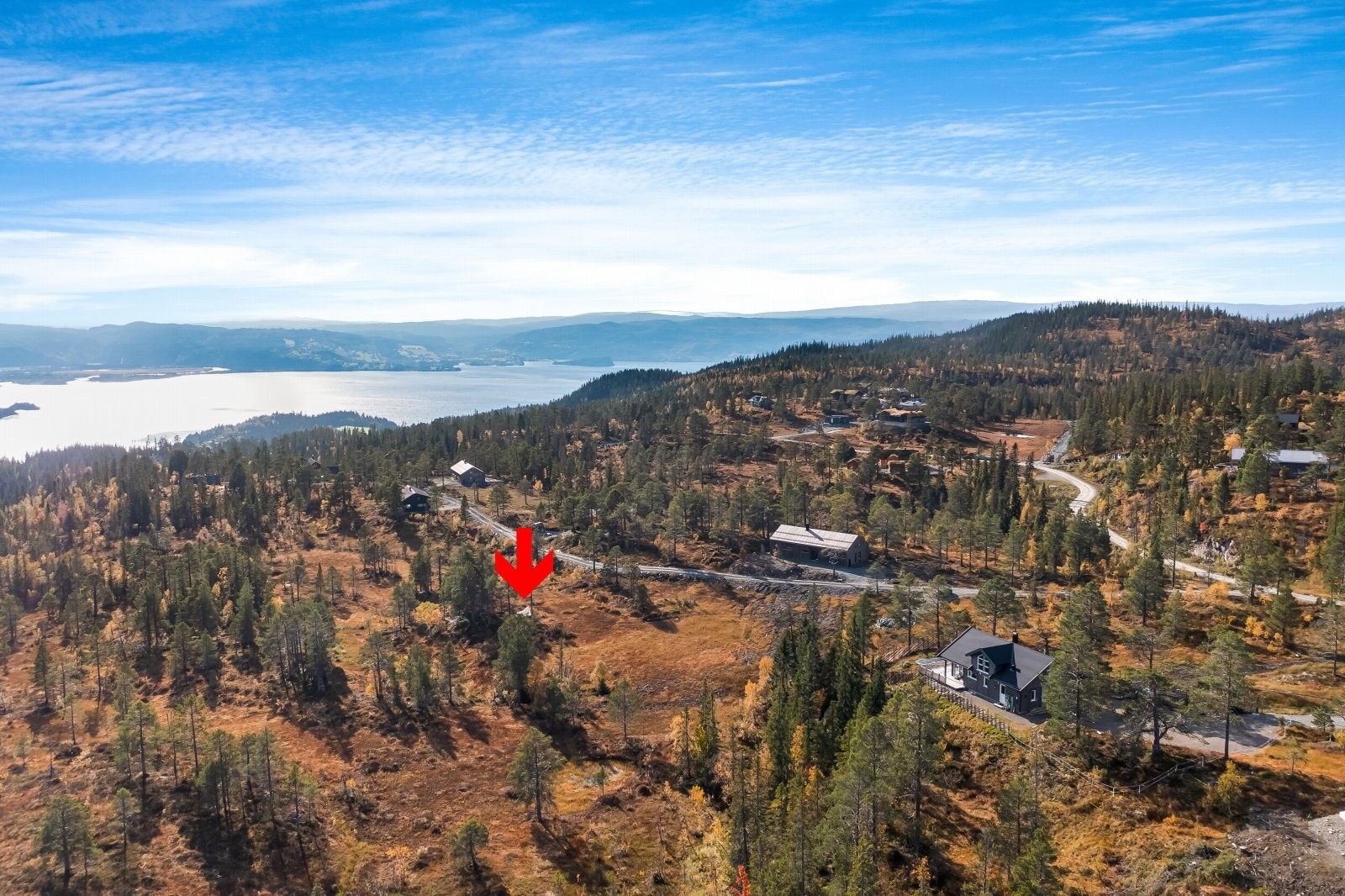 Damtjenna hyttefelt ligger svært fint til på idylliske Selbustrand i Selbu. Det er sol fra tidlig morgen til godt utpå kvelden på sommerstid. Galleribilde