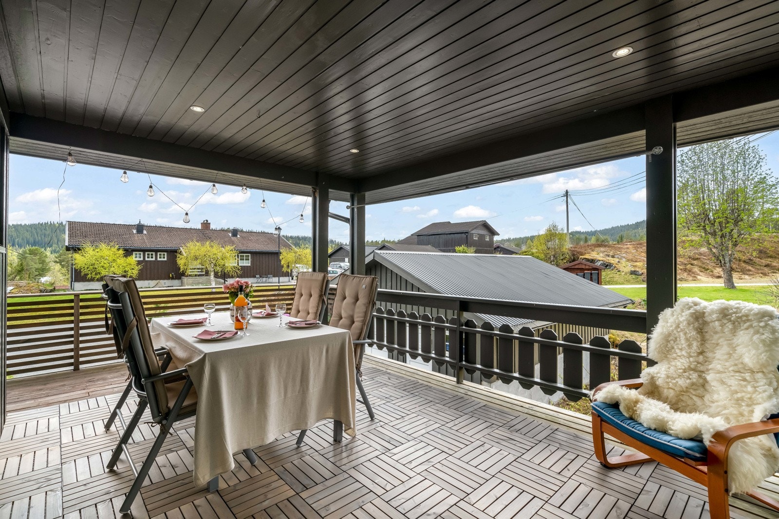 Koselig terrasse med overbygg. Galleribilde