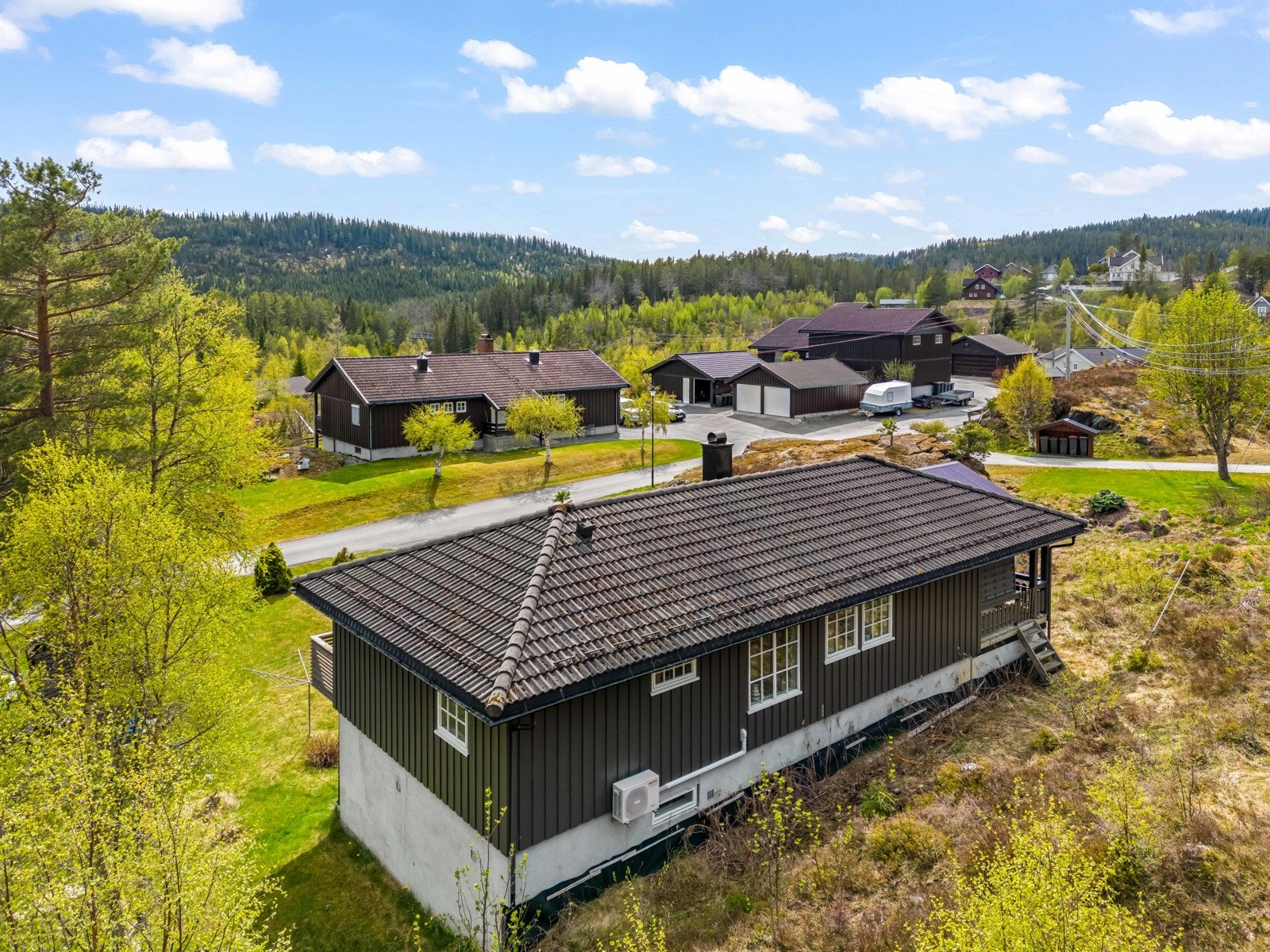 Enebolig over to plan med integrert carport og frittstående garasje bygget i 2000. Boligen er opprinnelig bygget i 1984, og har gjennomgått oppgraderinger i senere tid. Galleribilde