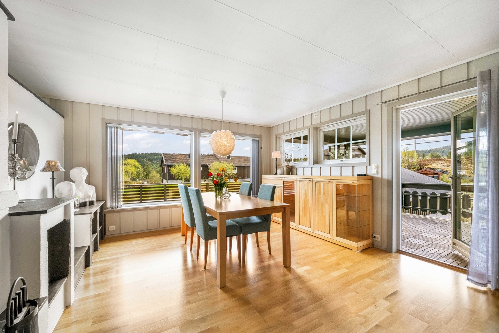 Stua er utstyrt med peisovn som varmer godt på kalde dager. Store vindusflater for rikelig med lys og utsikt. Utgang fra stue til overbygget veranda. Galleribilde