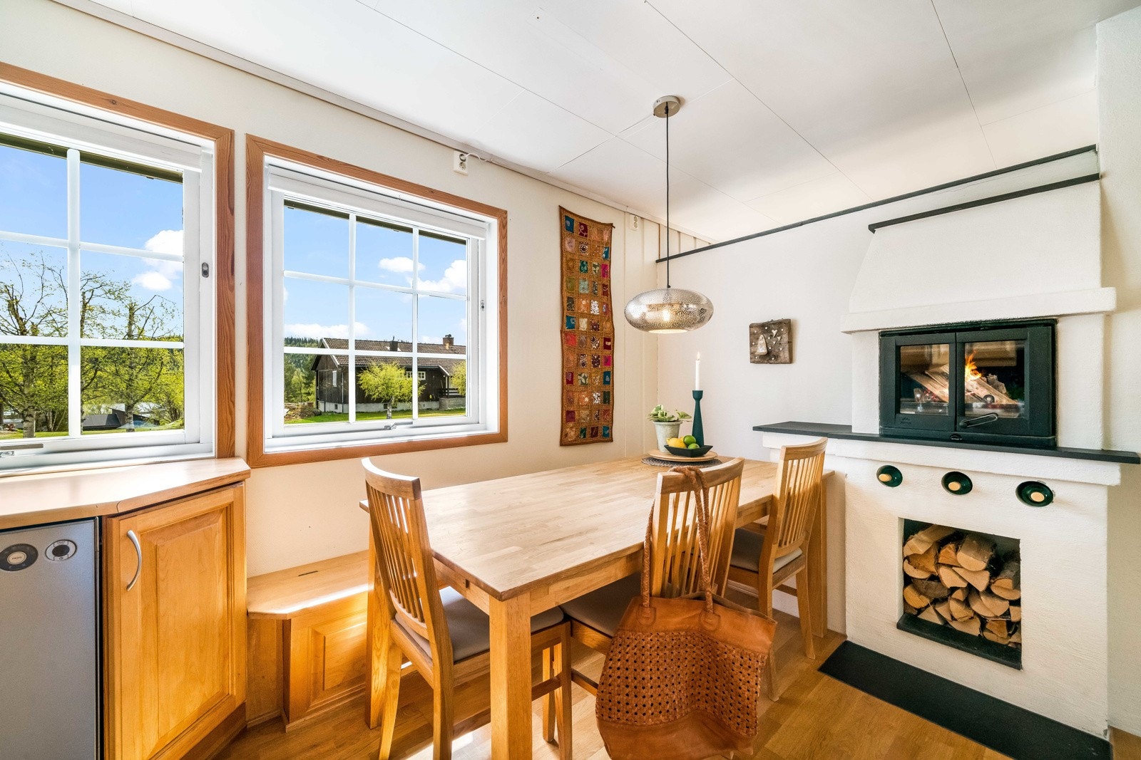 Gulvflater belagt med tre-stavs parkett. Veggflater med malt tapet og mur. Himlingsflater med malte takplater. Peis på vegg mot spisestue. Galleribilde