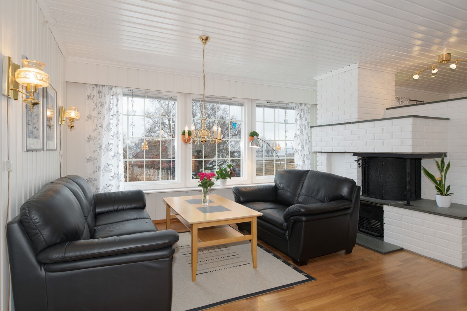 Den romslige stuen byr på gode møbleringsmuligheter - Peis i stuen Galleribilde