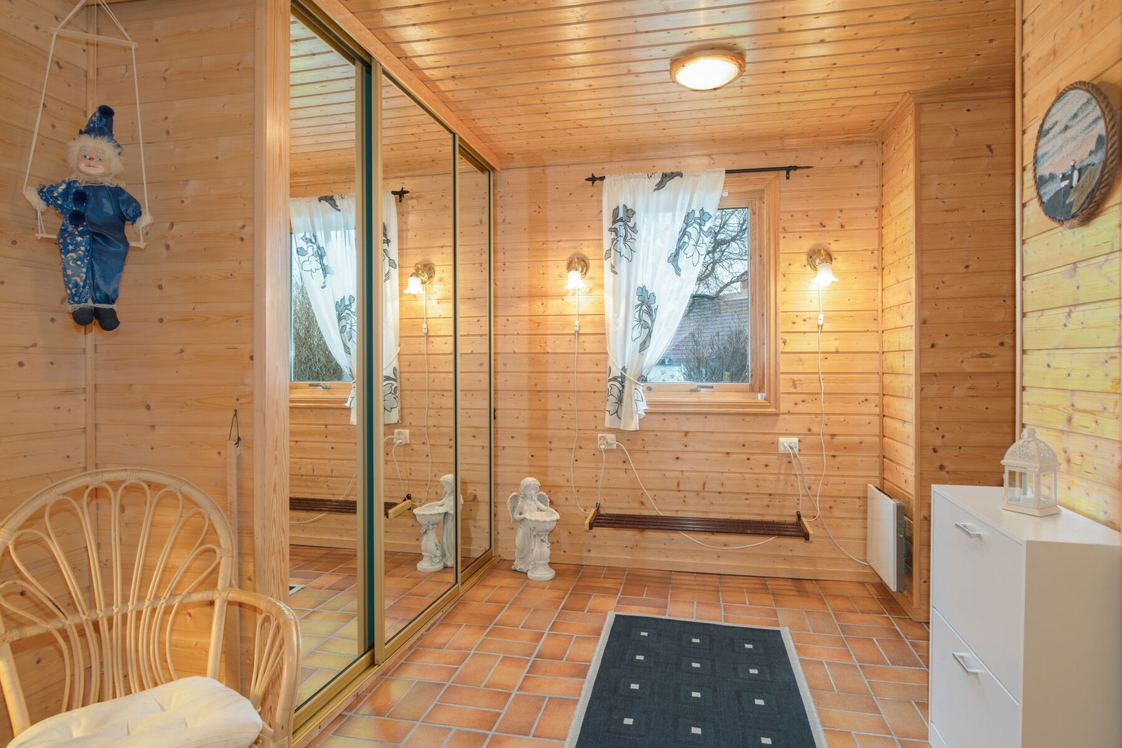 Romslig entré med praktisk skyvedørsgarderobe Galleribilde