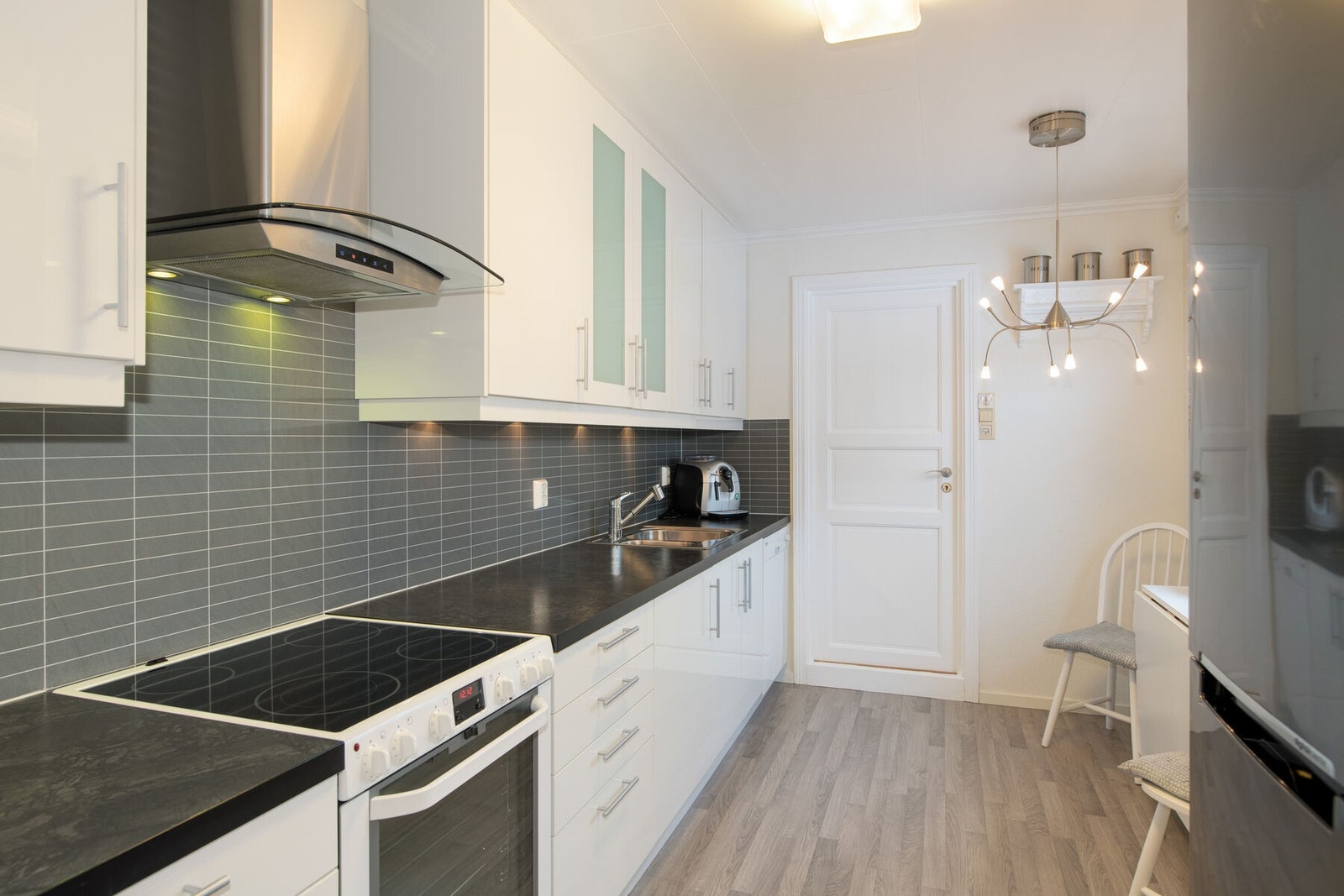 I bakkant av kjøkken finner du vaskerom/grovkjøkken Galleribilde