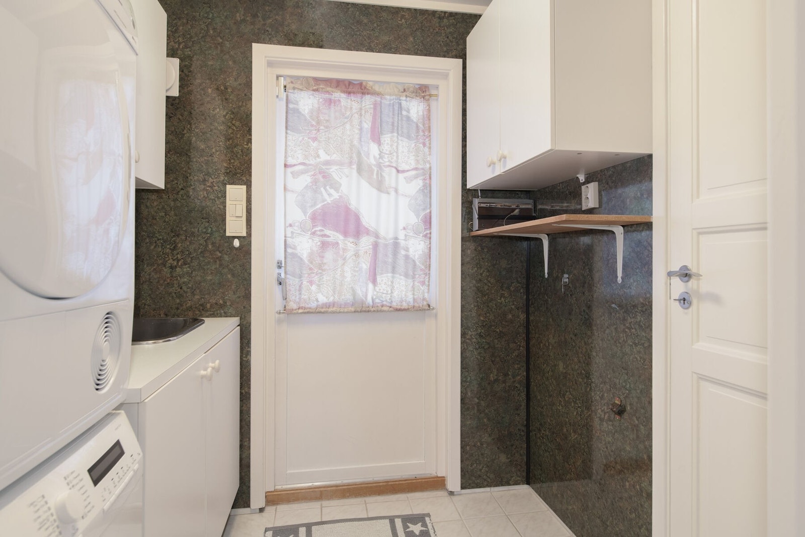 Vaskerom/grovkjøkken med opplegg for vaskemaskin Galleribilde