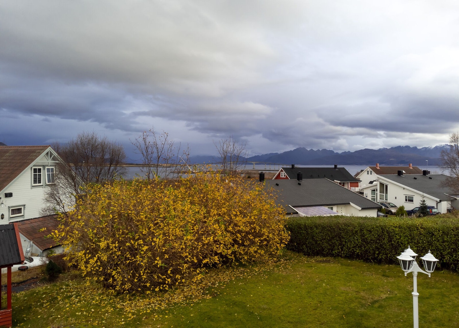 Herfra får du utsikt mot sjø og fjell i flere retninger Galleribilde