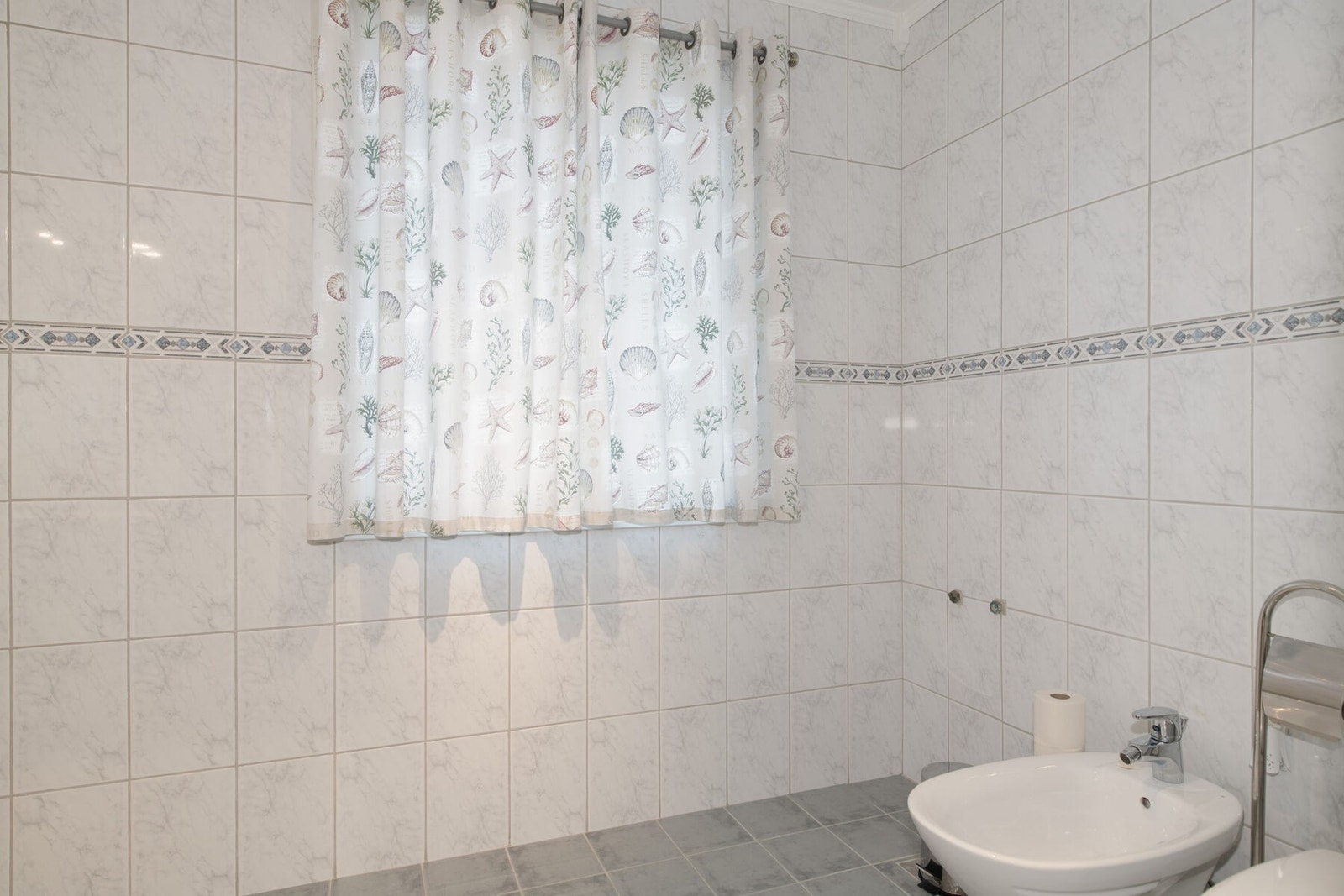 Flislagt bad på hovedplanet med varmekabler i gulvet Galleribilde