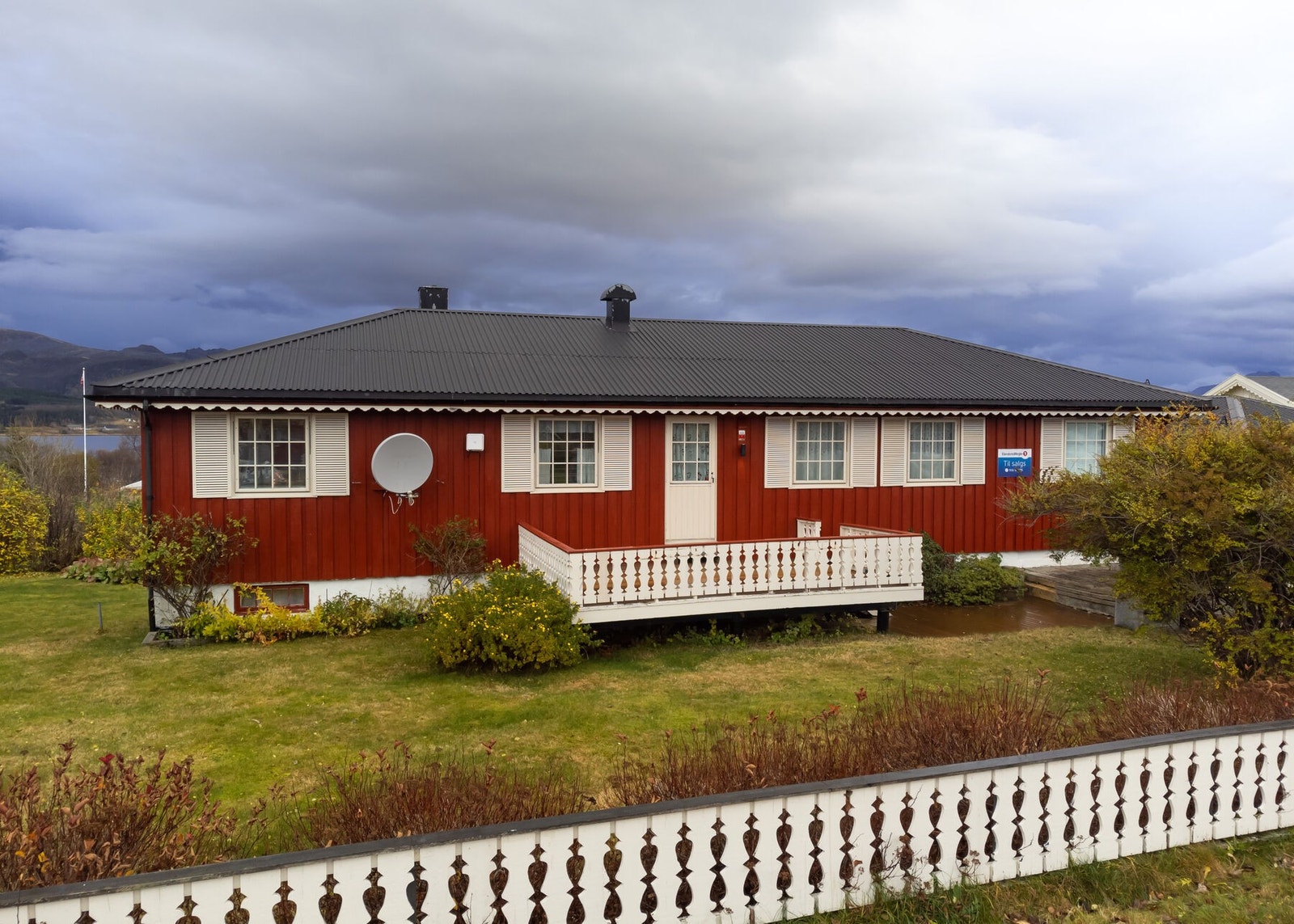 Flott opparbeidet uteområde med plen, trær og beplantning Galleribilde