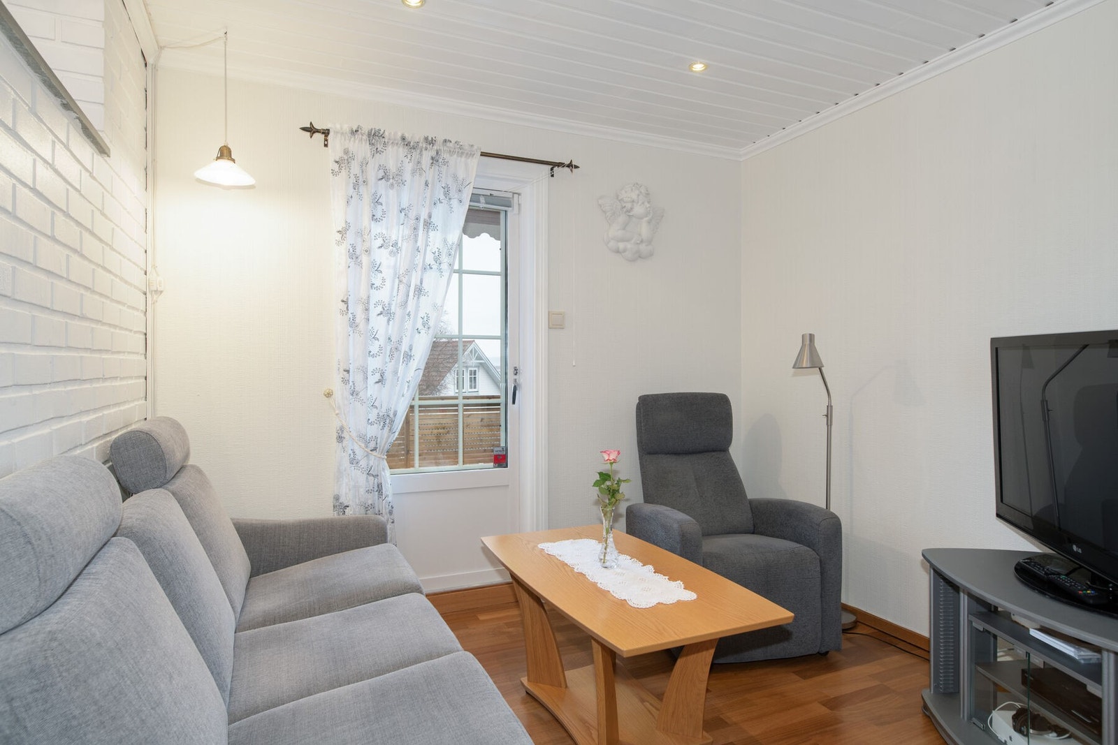 Stuen er malt i lyse farger som gir en lys og trivelig romfølelse - Utgang til veranda Galleribilde