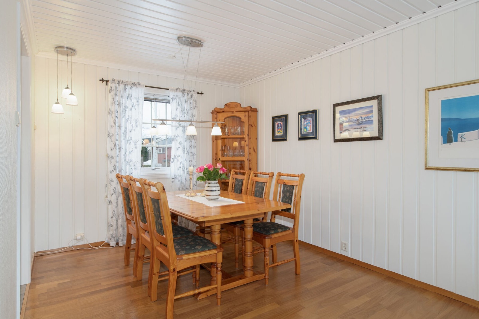 God plass for møblering av spisebord ved kjøkkenet Galleribilde