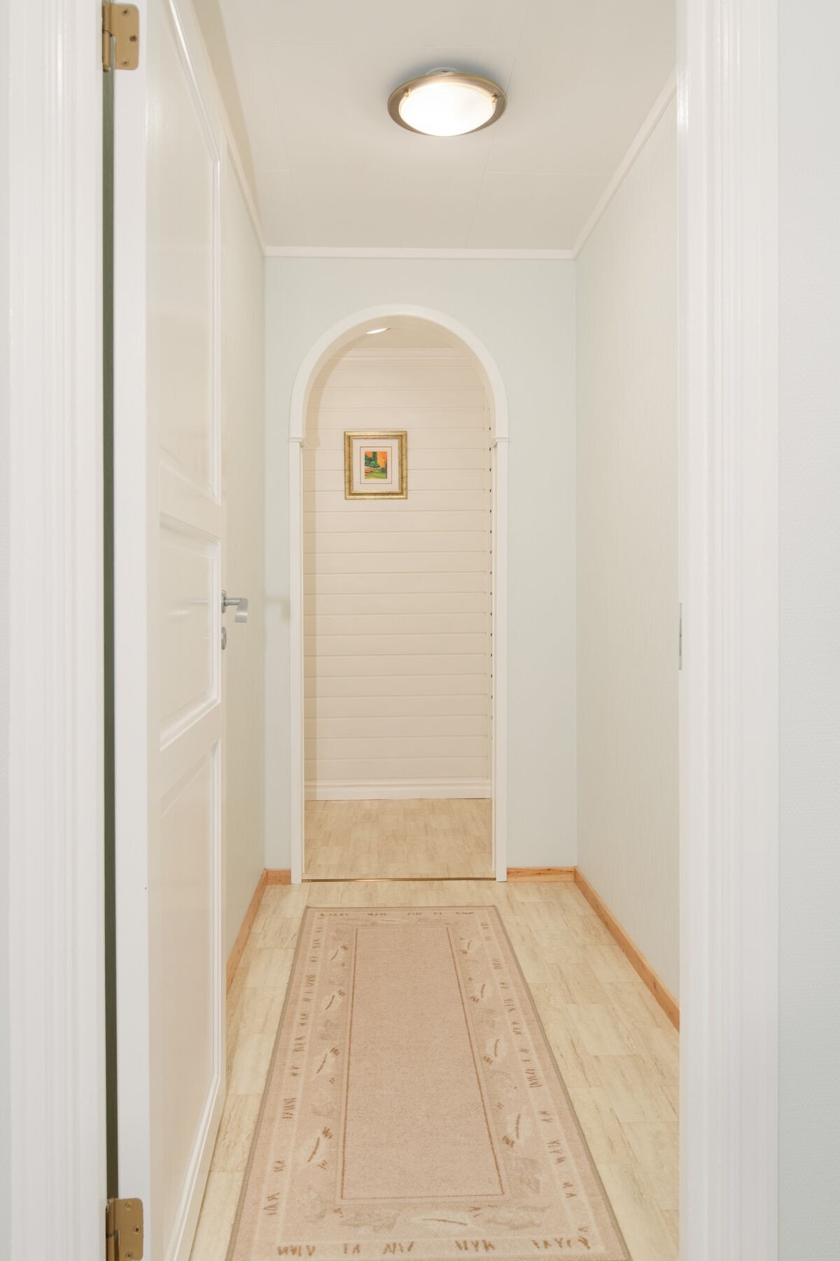 Gang hovedplan som leder til tre soverom og et bad Galleribilde