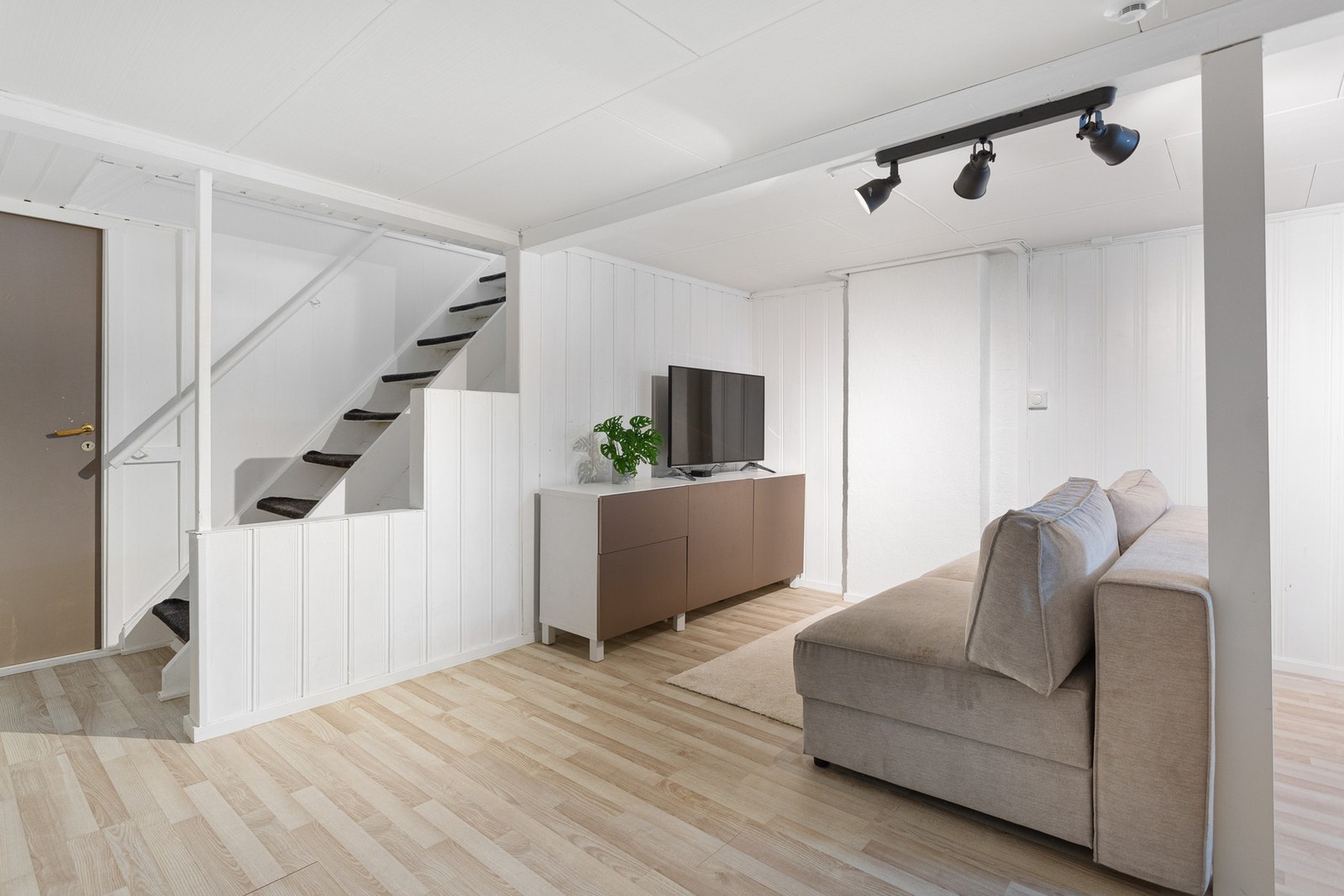 Romslig kjellerstue med flere soner. Galleribilde