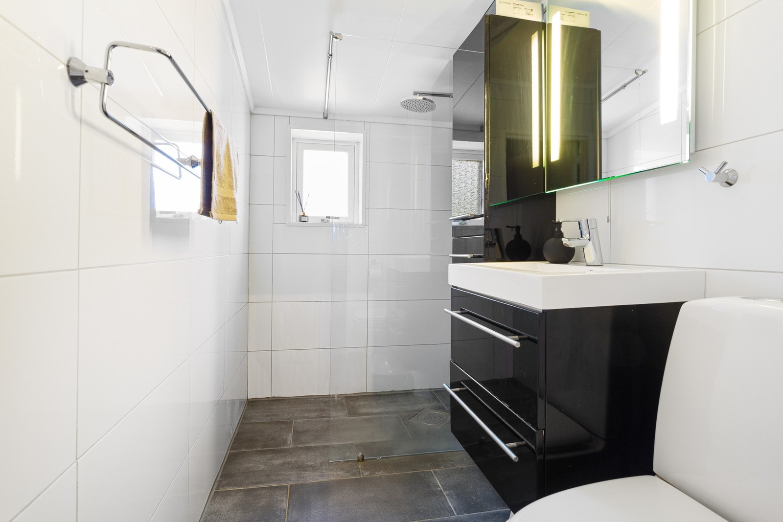Pent, flislagt bad med varme i gulv. Galleribilde
