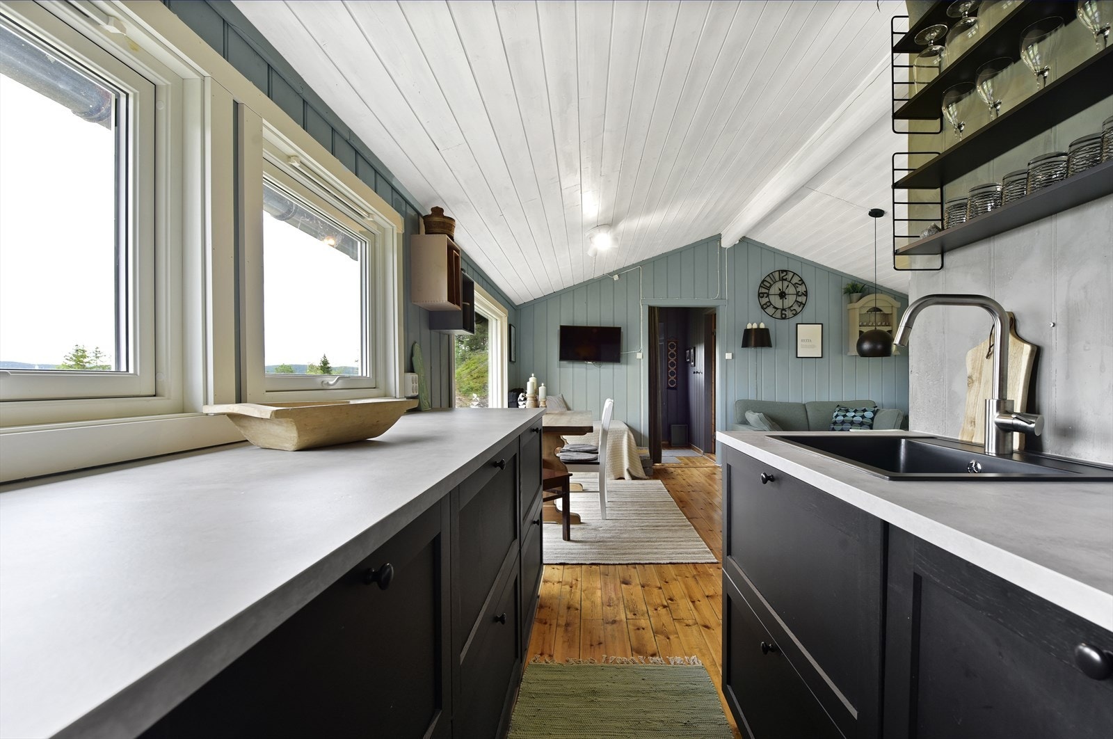 Kjøkkenet er godt utnyttet med skuffer og benkeplass Galleribilde