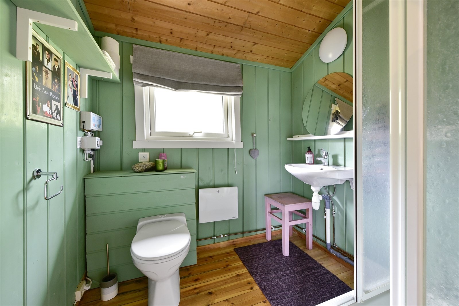 Hyttebad med innlagt vann og jets-klosett Galleribilde