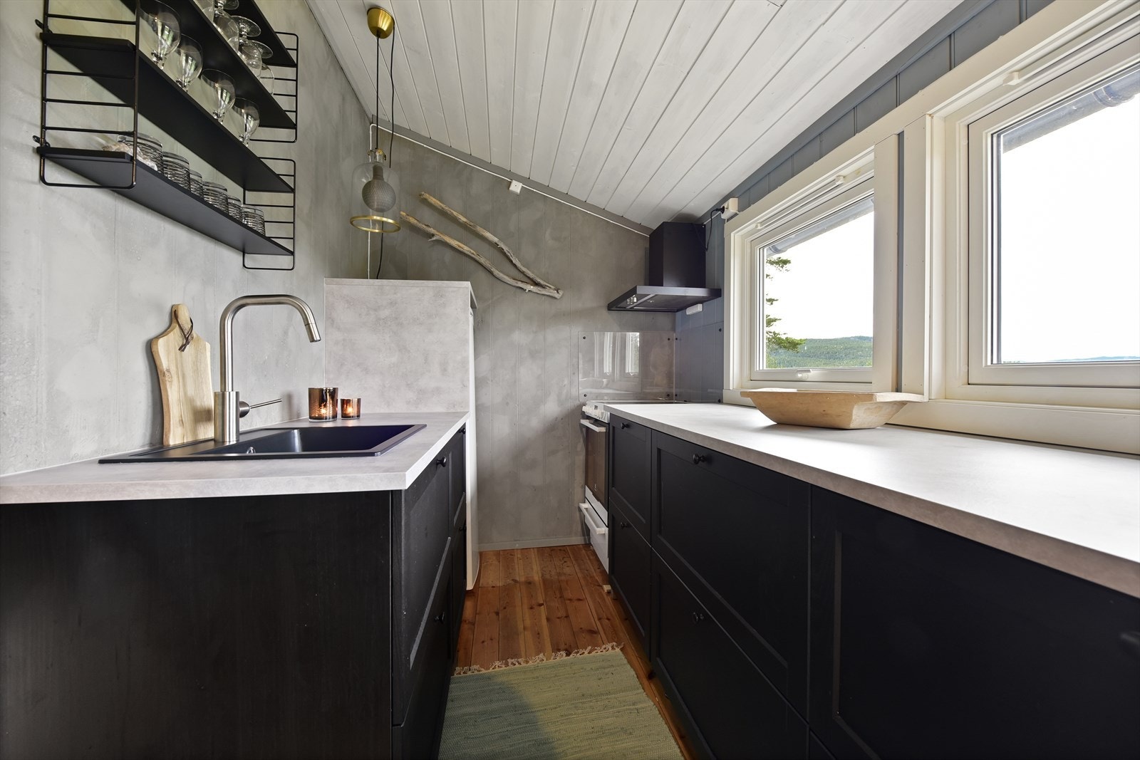 Kjøleskap og komfyr er frittstående Galleribilde