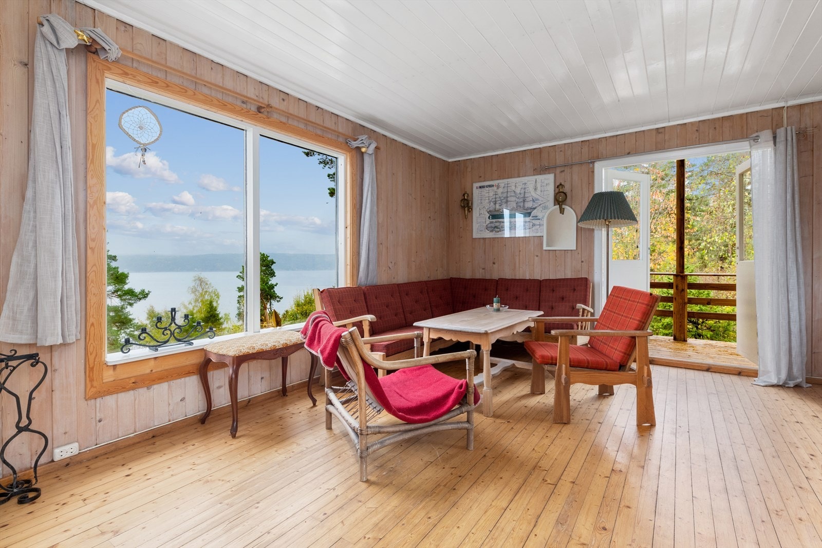 Fra fritidsboligens stue kan du nyte en herlig fjordutsikt. Galleribilde