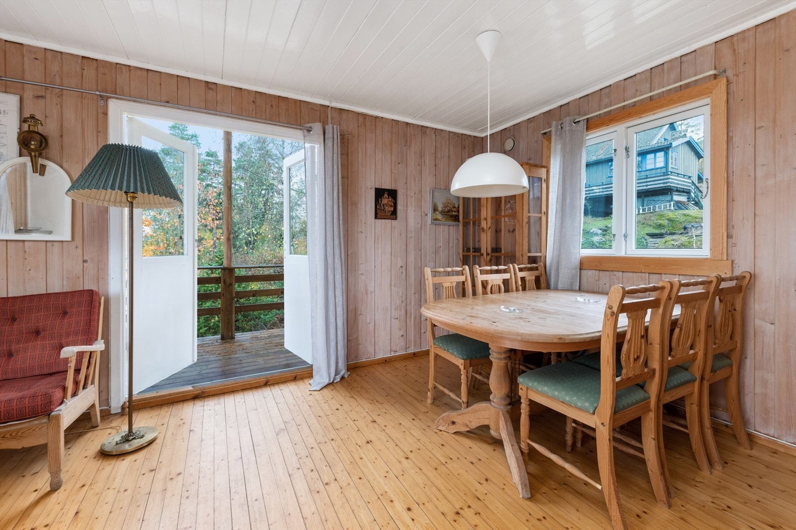 God plass til spisebord og stoler hvor du kan samle familie og venner. Galleribilde