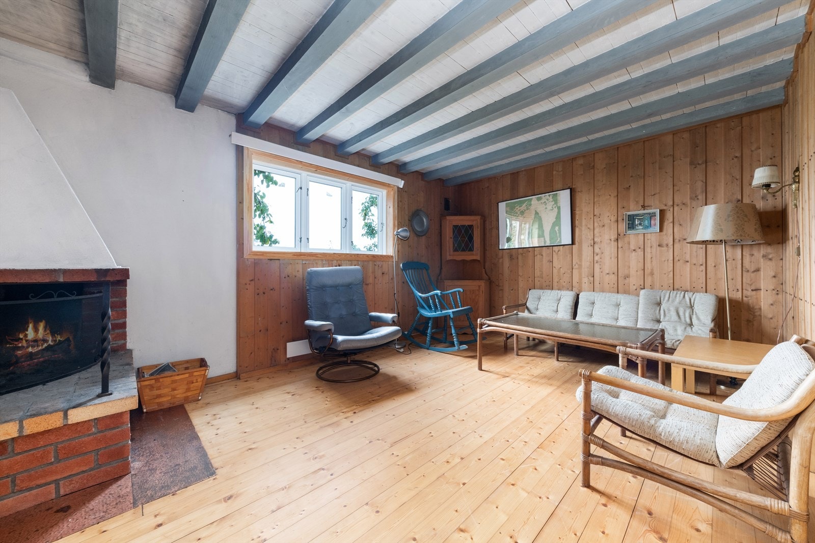 Hyggelig og funksjonelt med ildsted i boligen. Galleribilde