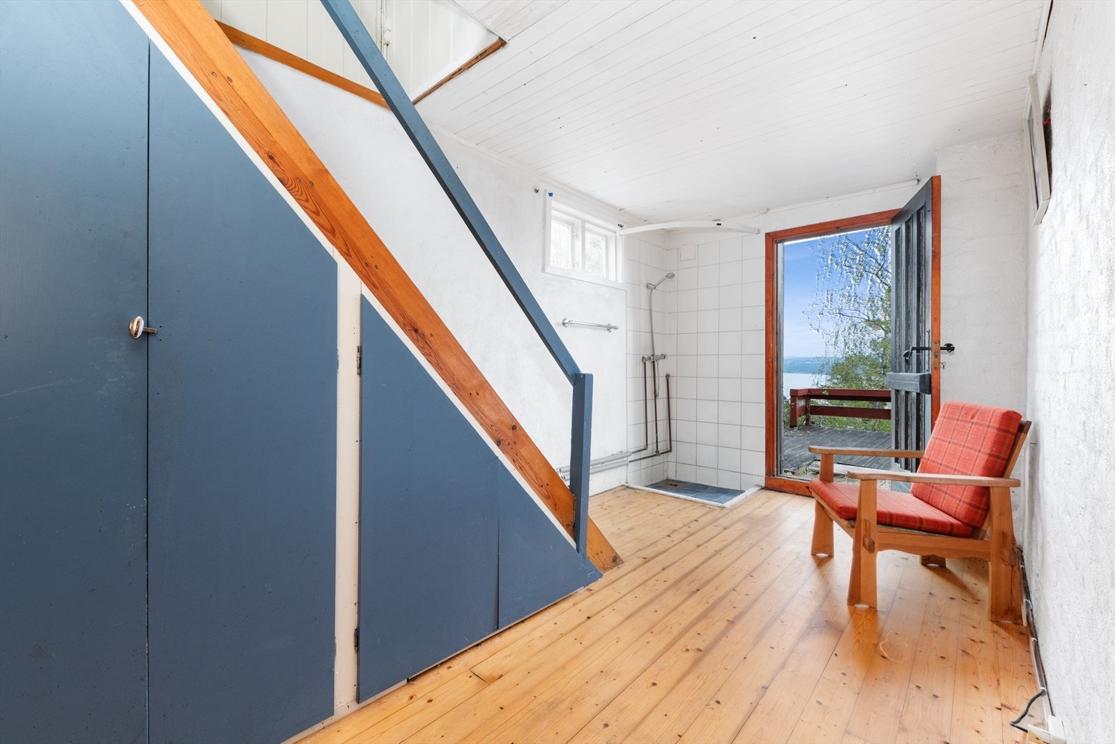 Det er også inngang fra underetasjen av boligen. Galleribilde