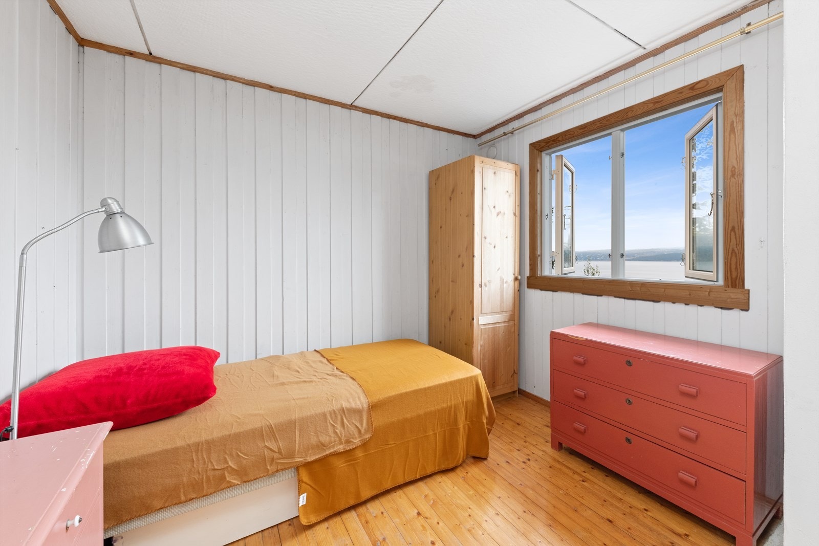 Hyggelig utsyn fra boligens soverom. Galleribilde