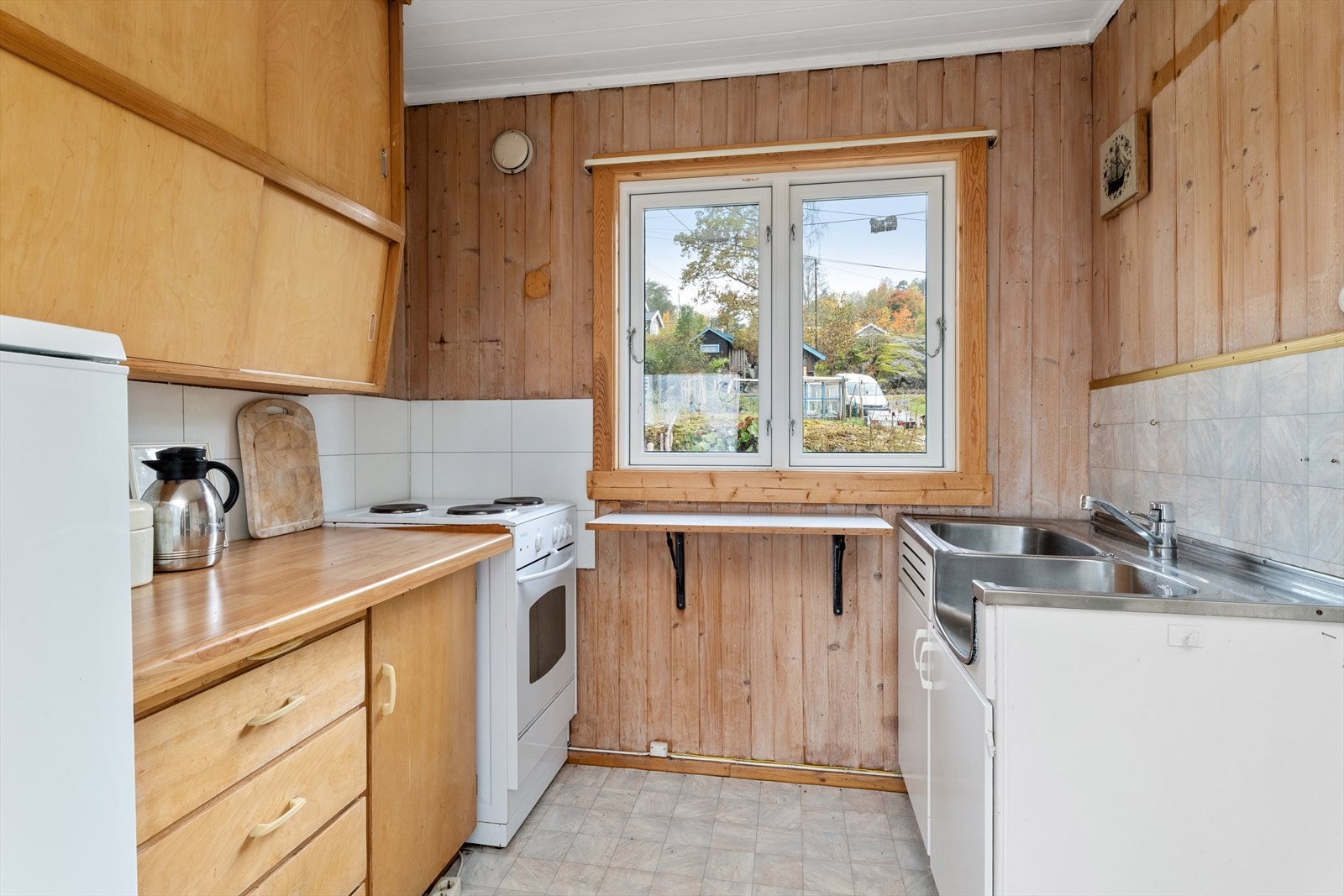 Enkelt kjøkken i fritidsboligen. Galleribilde