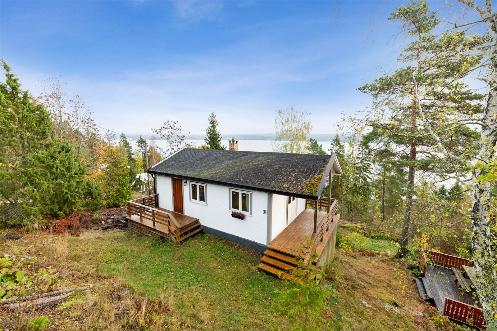 Eiendommen er beliggende fint til på et høydedrag. Galleribilde