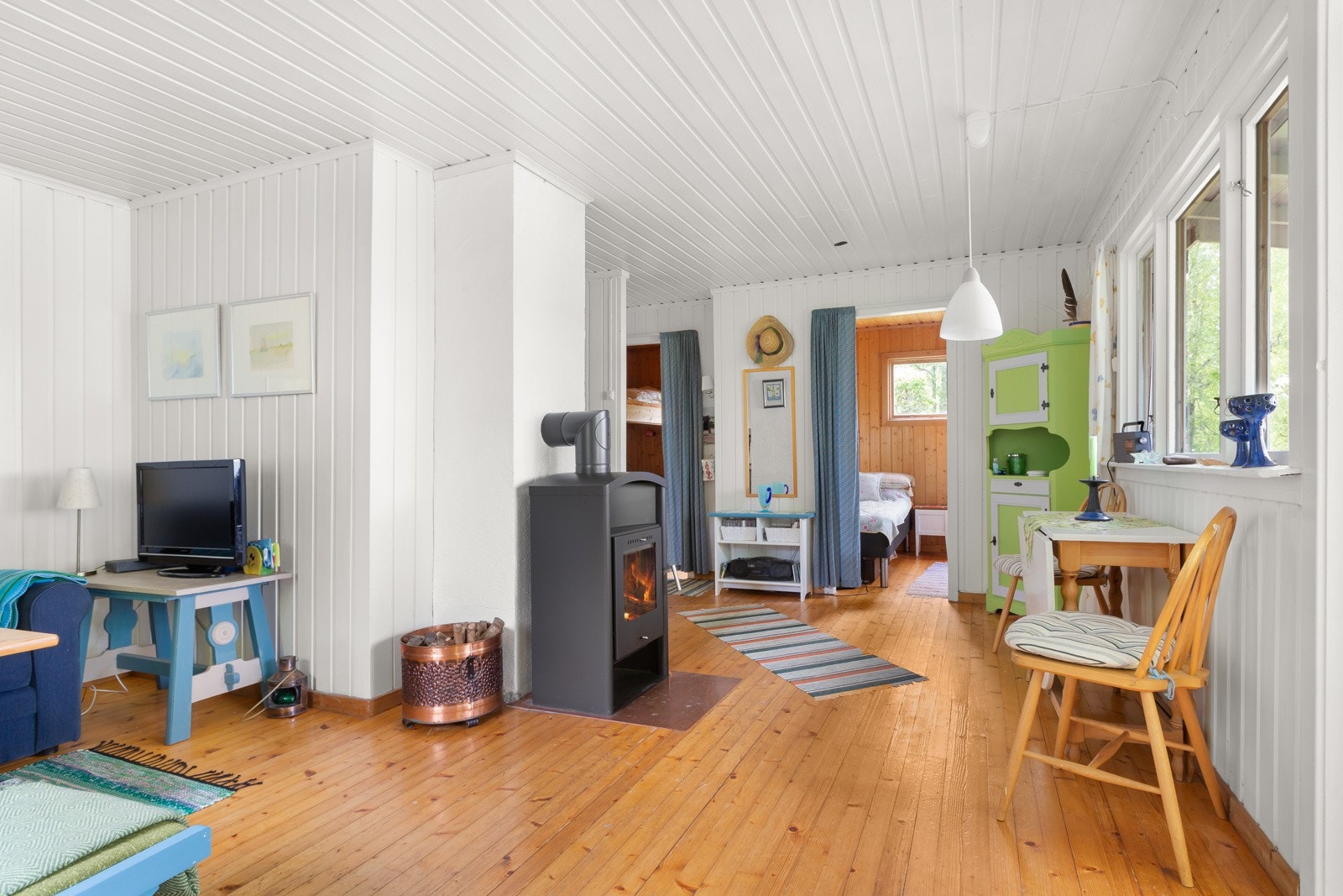 Det er en koselig peisovn som byr på ekstra varme og lun atmosfære. Galleribilde