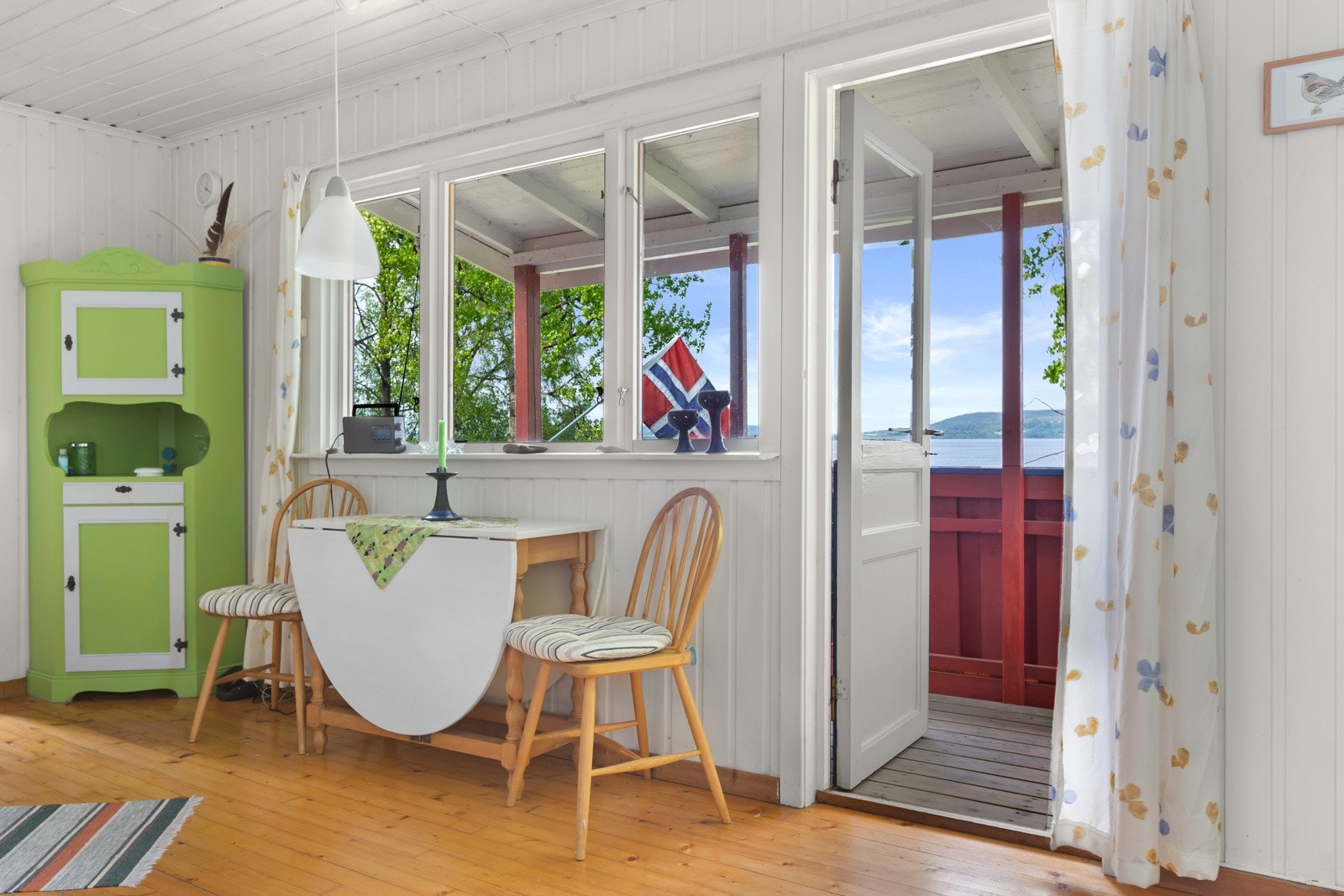 Stuen har utgang til herlig balkong på ca. 4,7 m². Galleribilde