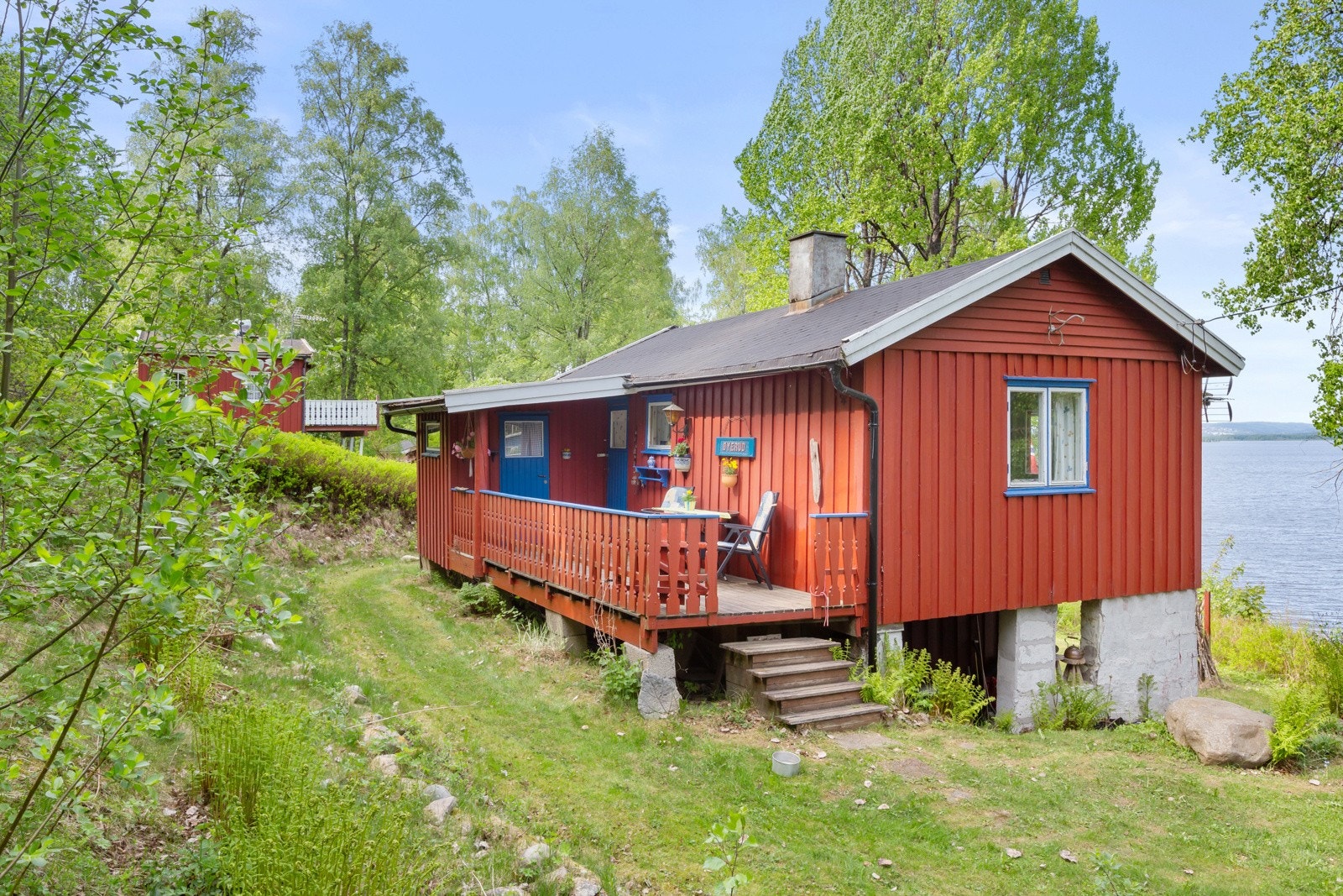 En sjarmerende fritidsbolig på stor, solrik tomt og tøffelavstand til badeliv, båt og fiske i Norges mest fiskerike innsjø, Øyeren! Galleribilde