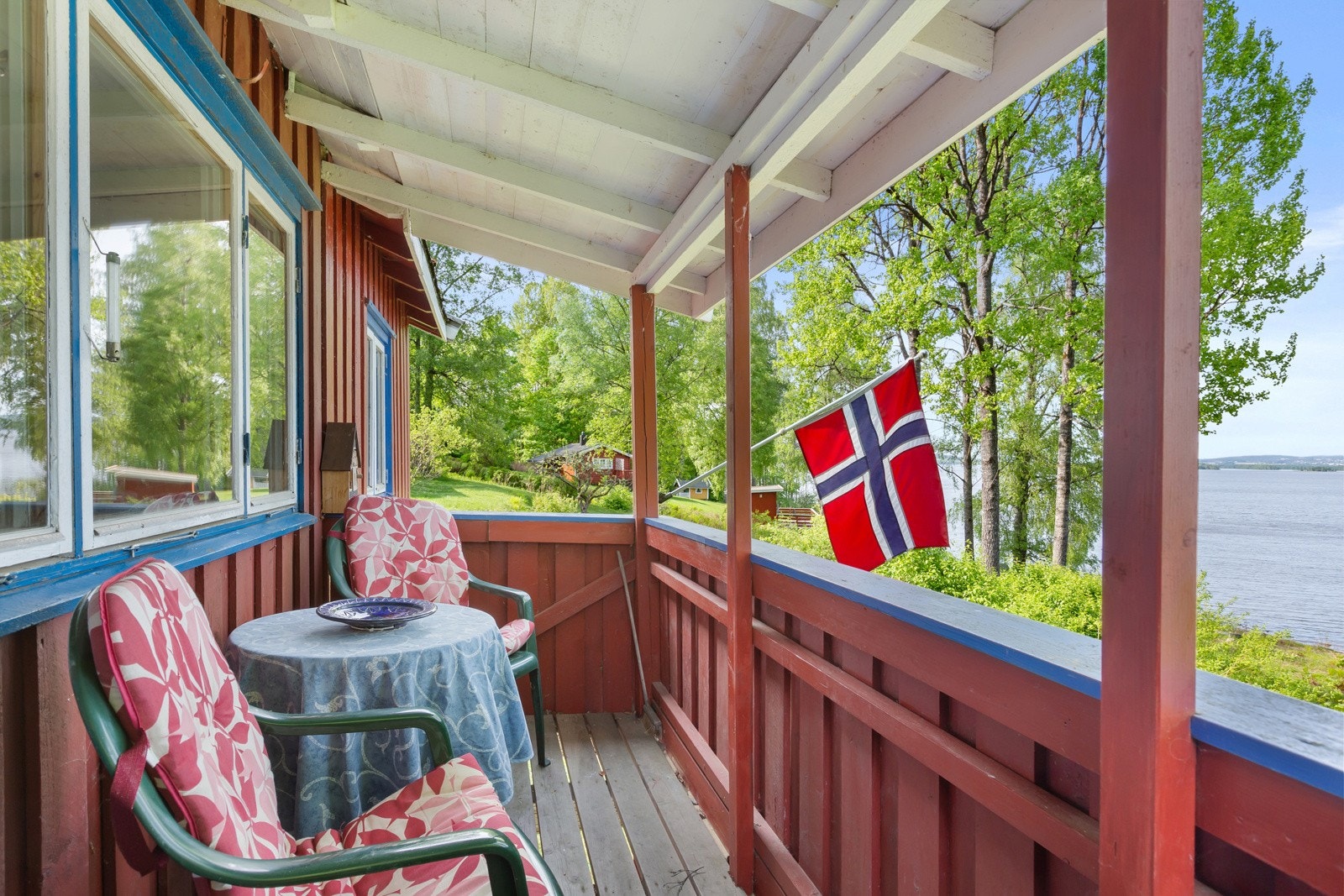 Her har du plass til en sittegruppe, grill og dekorative planter. Galleribilde