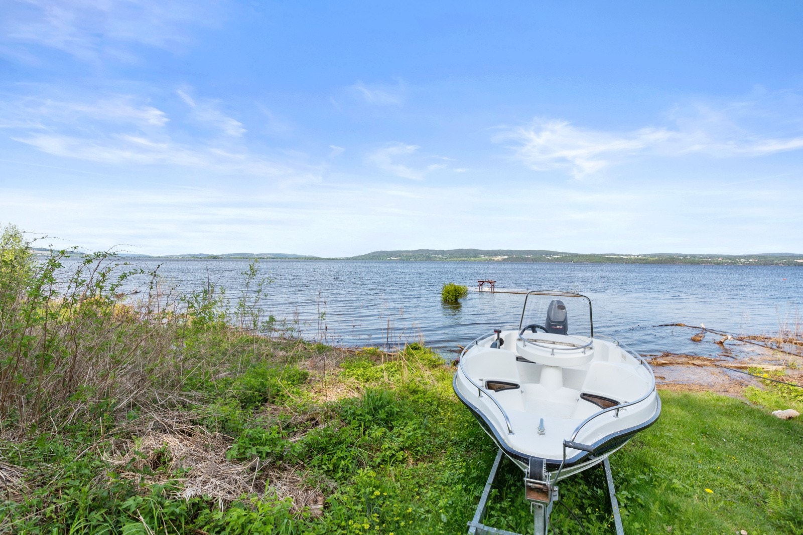 Hytta har rett til båtfeste, fisking og bading på en liten strand og brygge rett nedenfor. Galleribilde