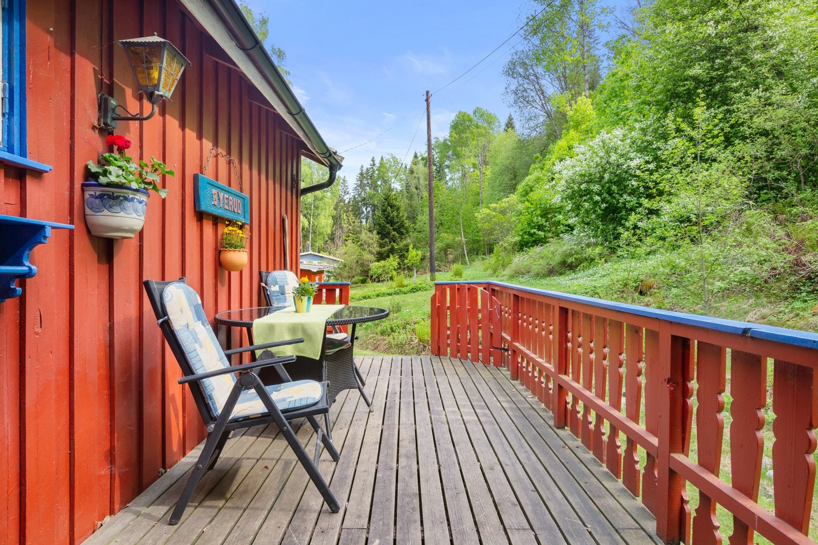 Adkomst til hytten gjøres via en sydvest-vendt terrasse på ca. 13,1 m². Galleribilde