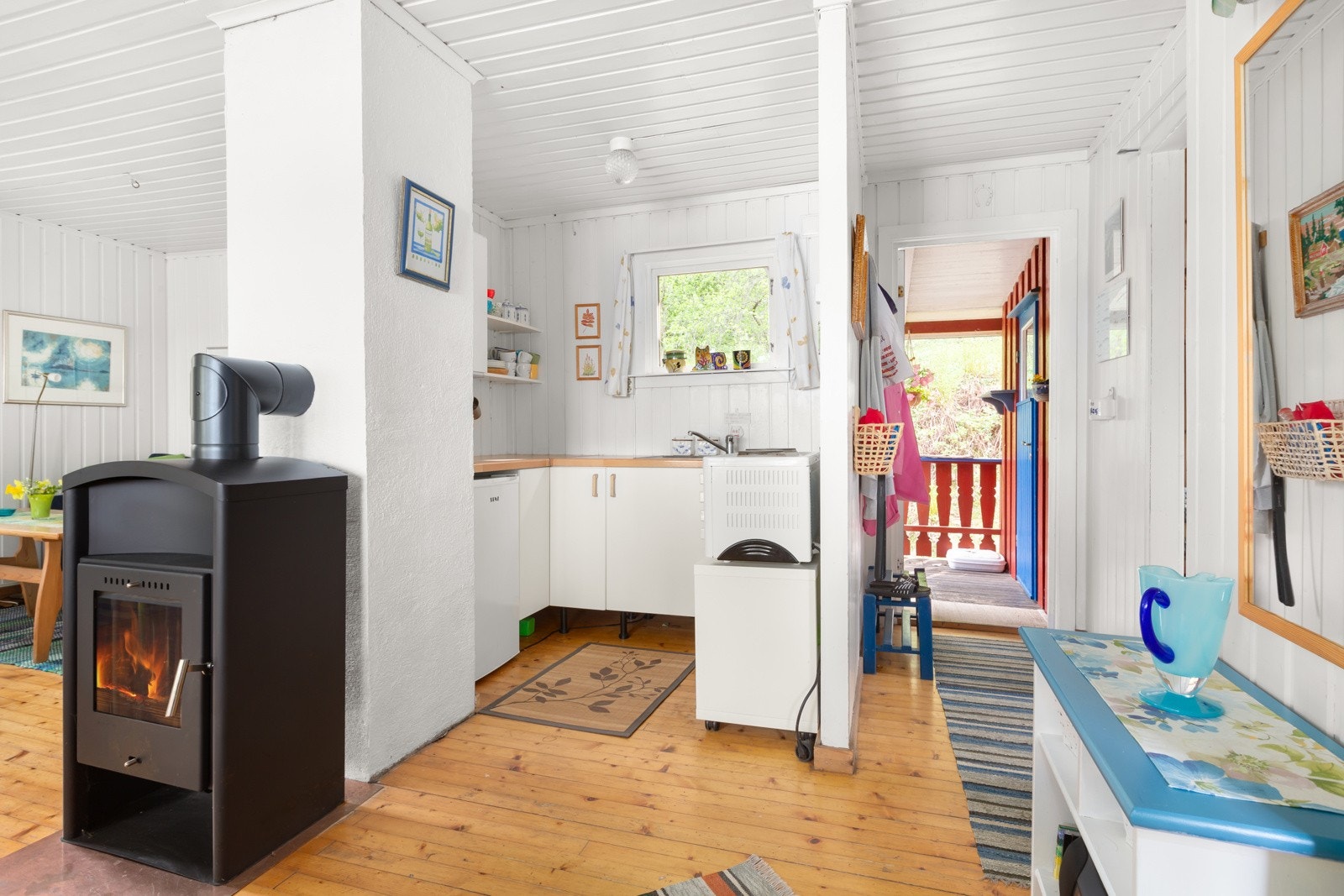 Kjøkkenet ligger i en åpen og sosial løsning med stuen - perfekt for å varte opp gjester! Galleribilde